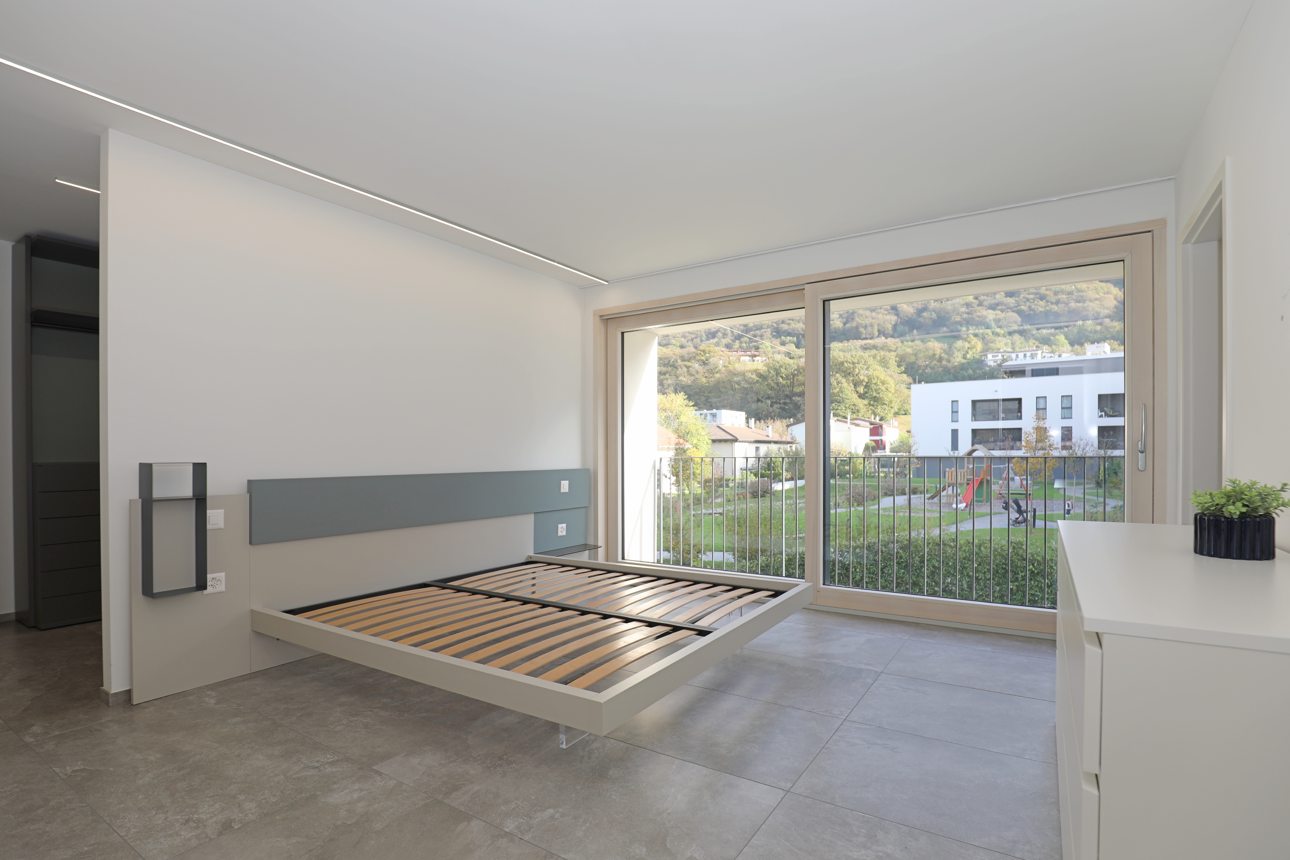 Modernes Schlafzimmer mit Balkonblick