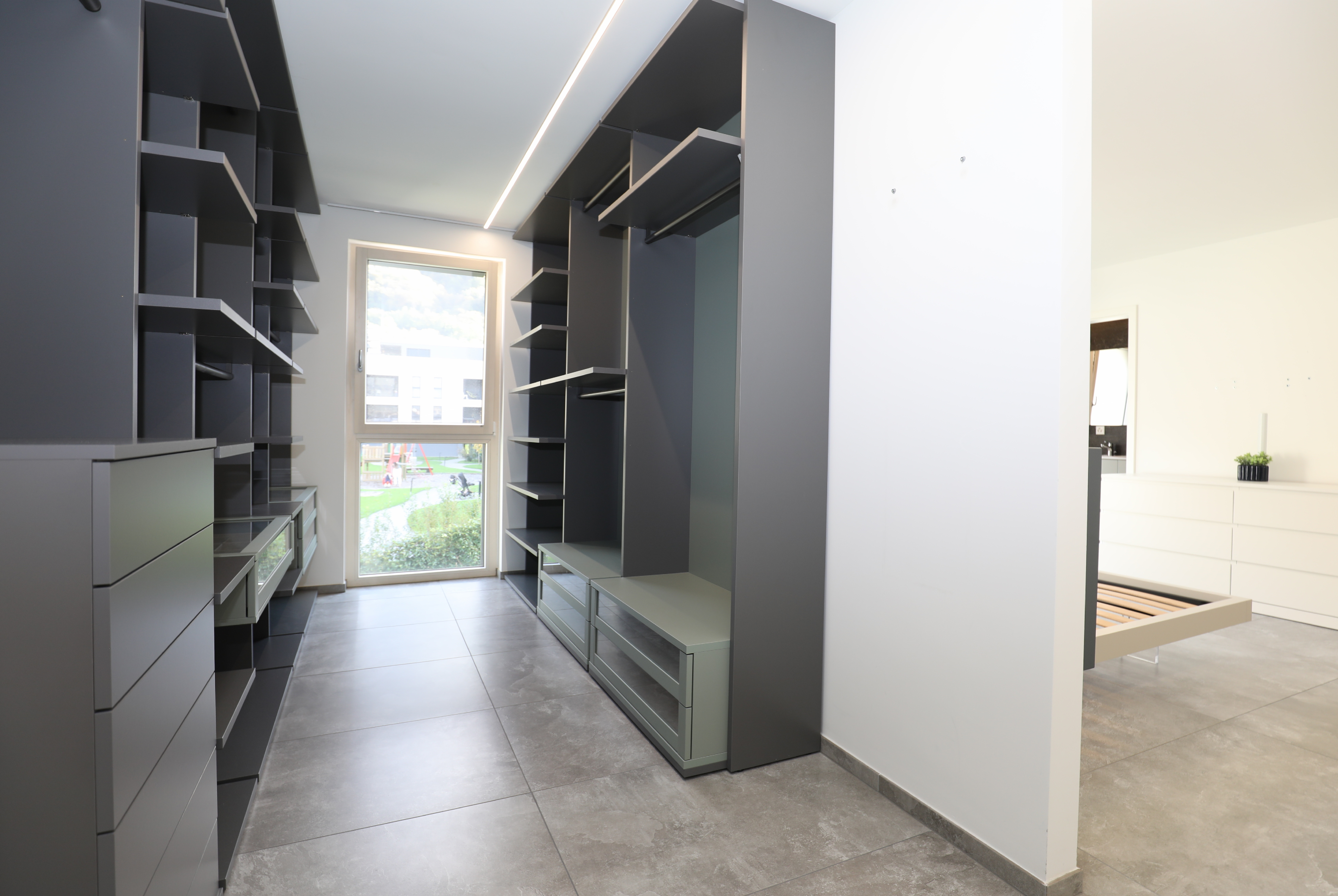 Modernes Ankleidezimmer mit maßgefertigten Schranksystemen