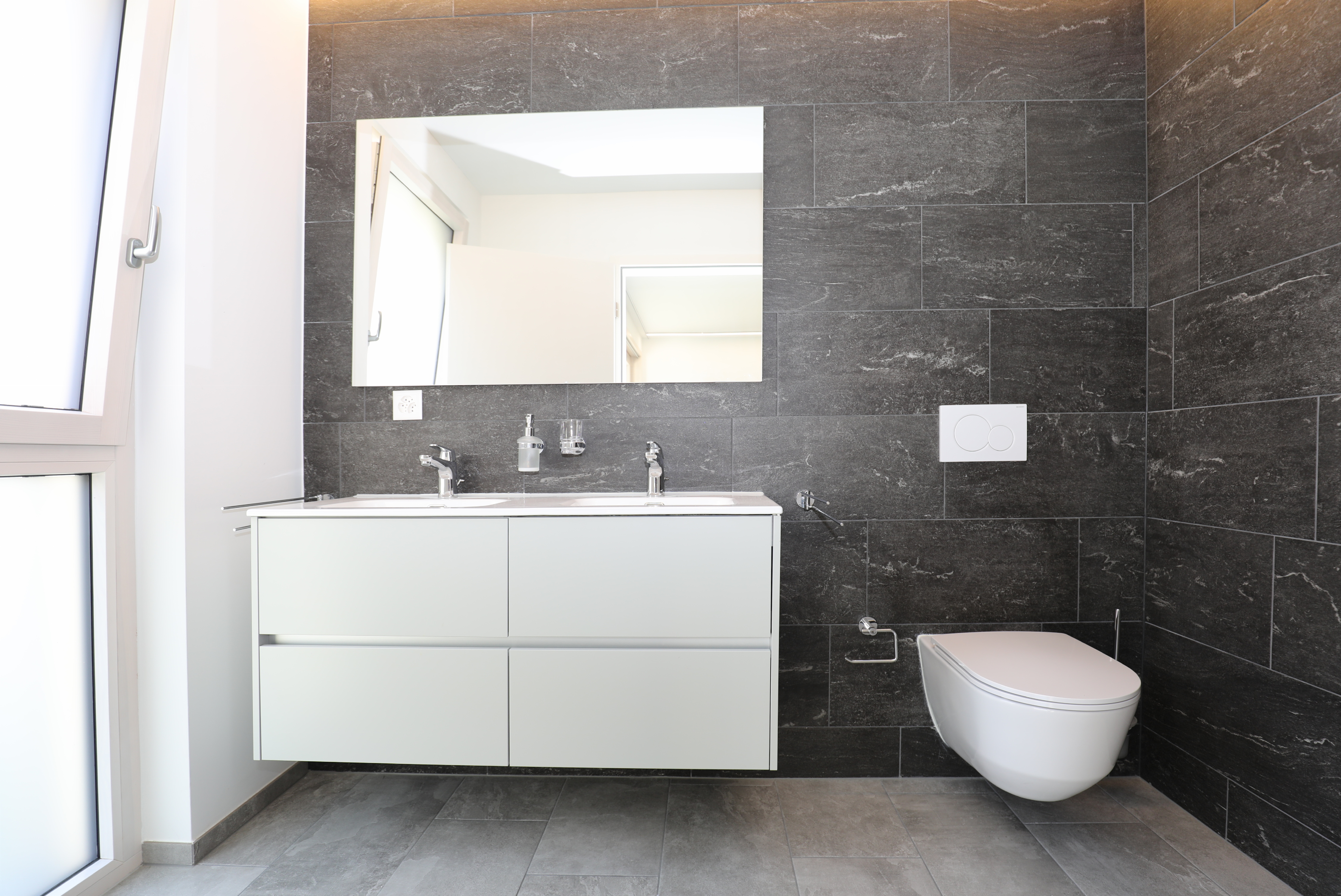 Modernes Badezimmer mit wandhängendem WC