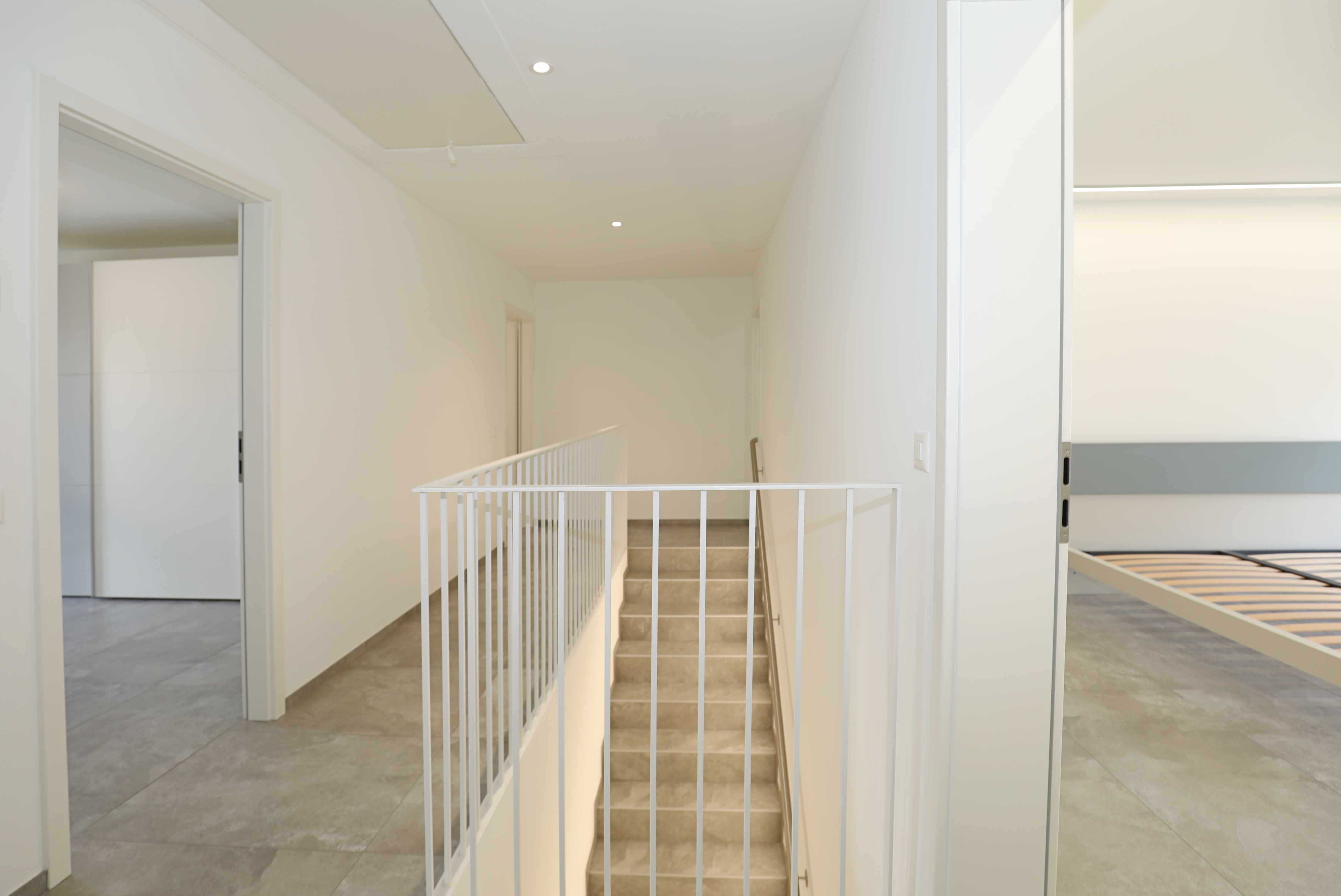 Helles modernes Treppenhaus mit Flur