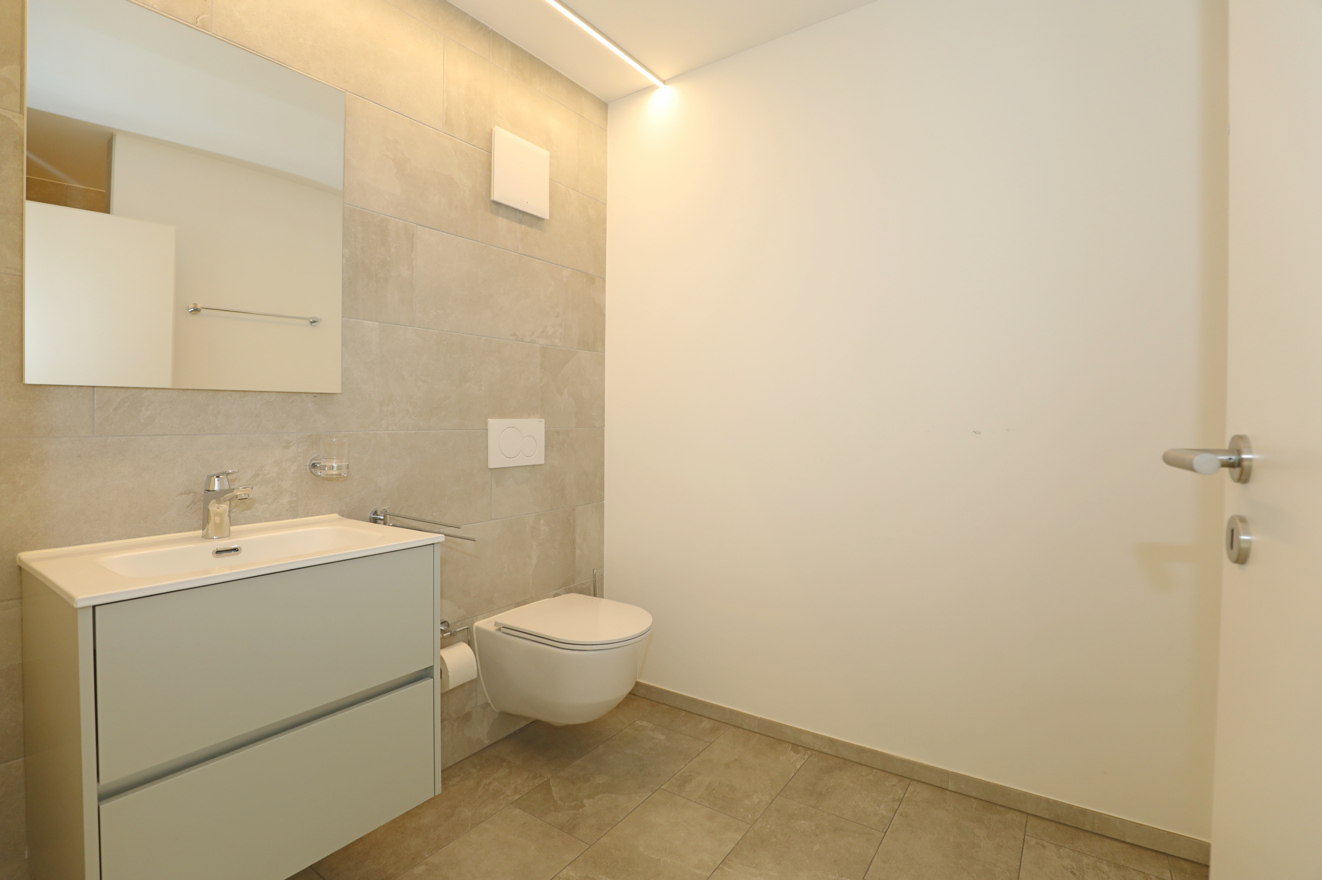 Modernes Gäste-WC mit Beige-Tönen