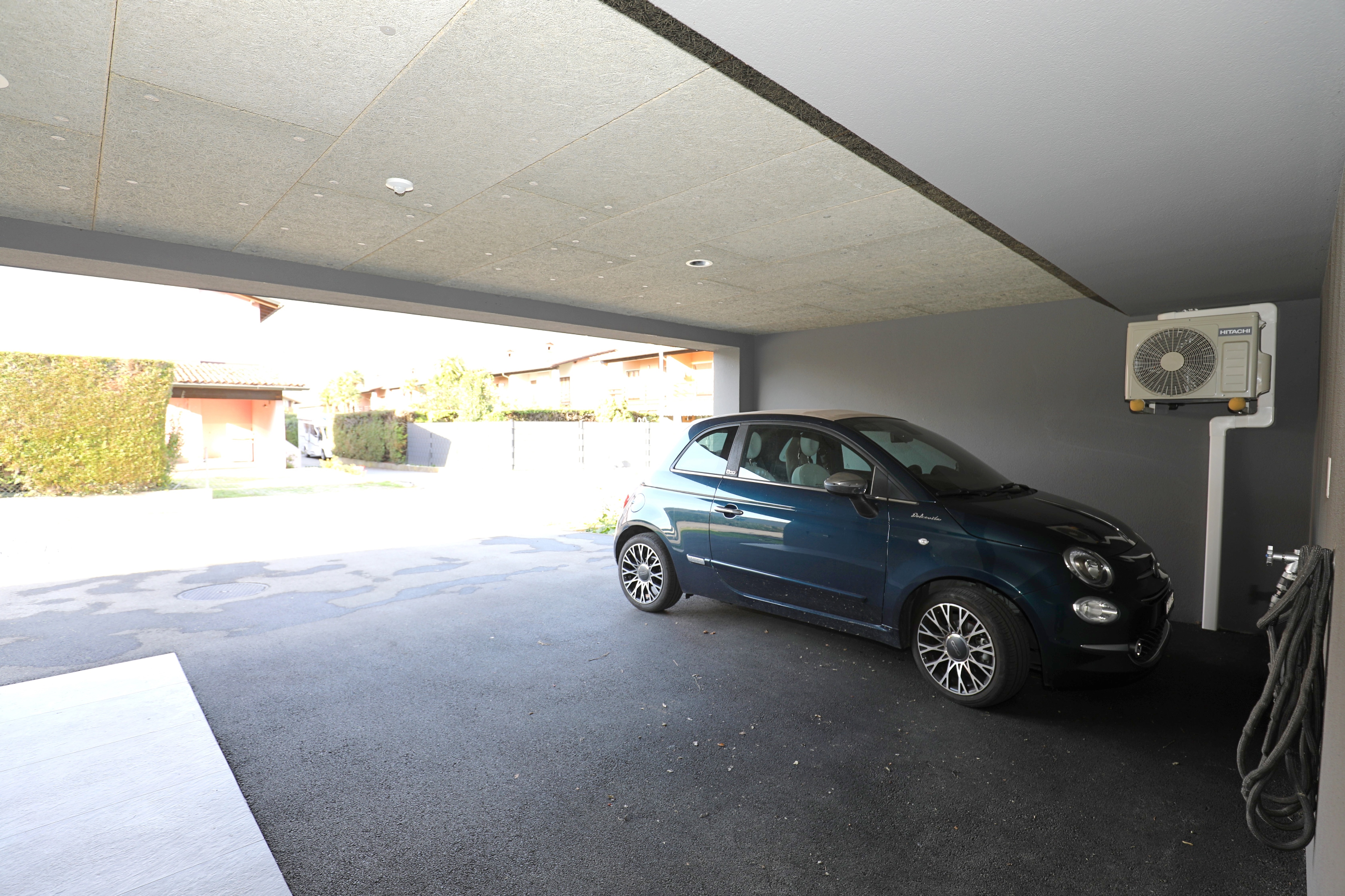 Überdachter Stellplatz mit Auto