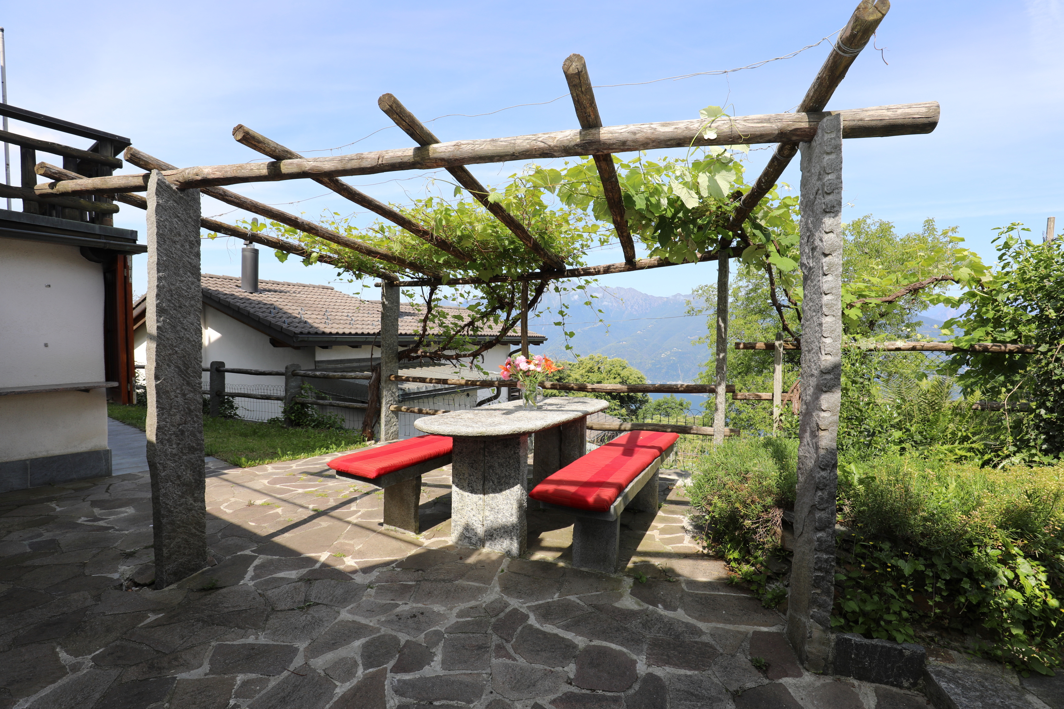 Außenbereich mit Pergola und Bergblick