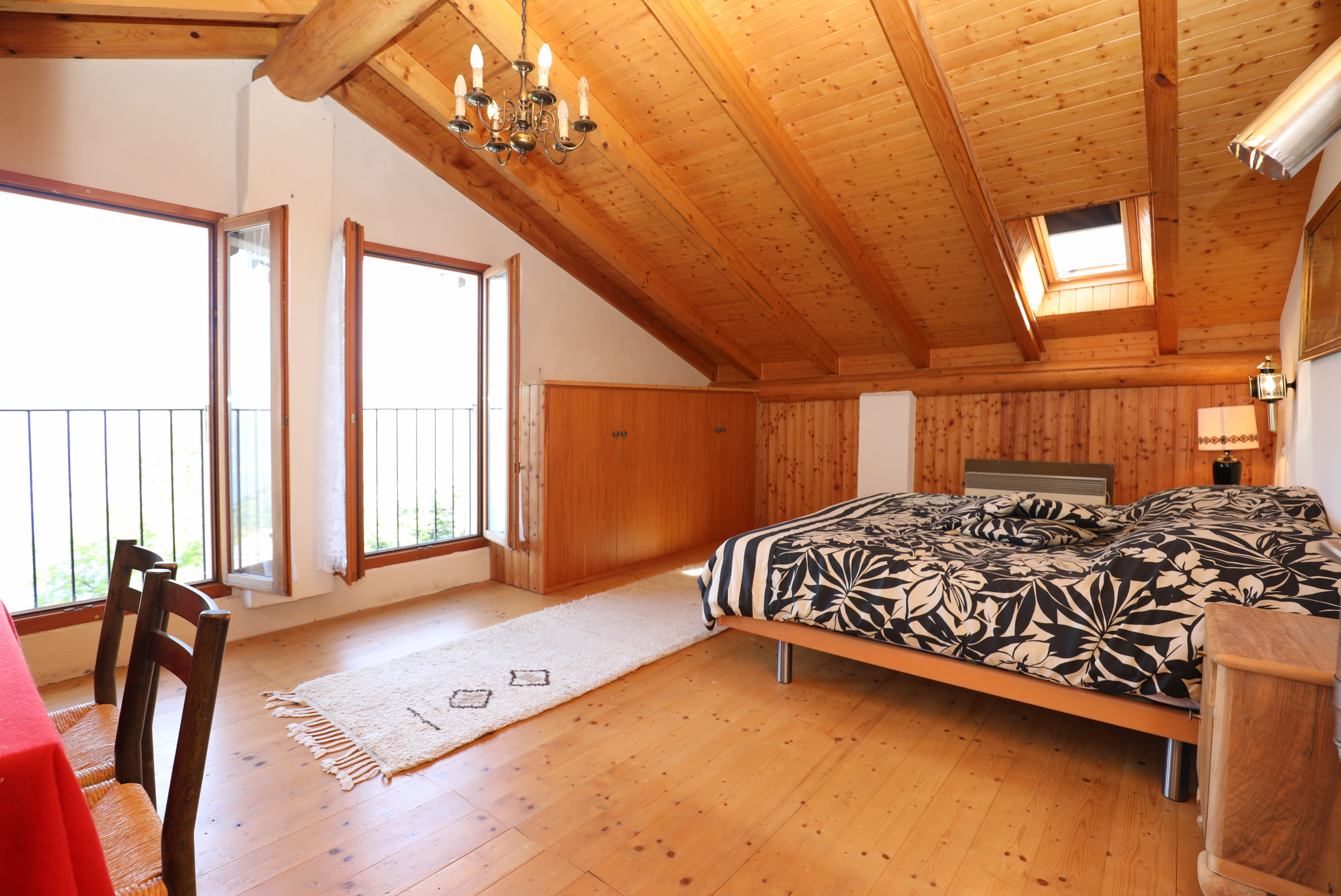 Dachgeschoss-Schlafzimmer mit Holzverkleidung