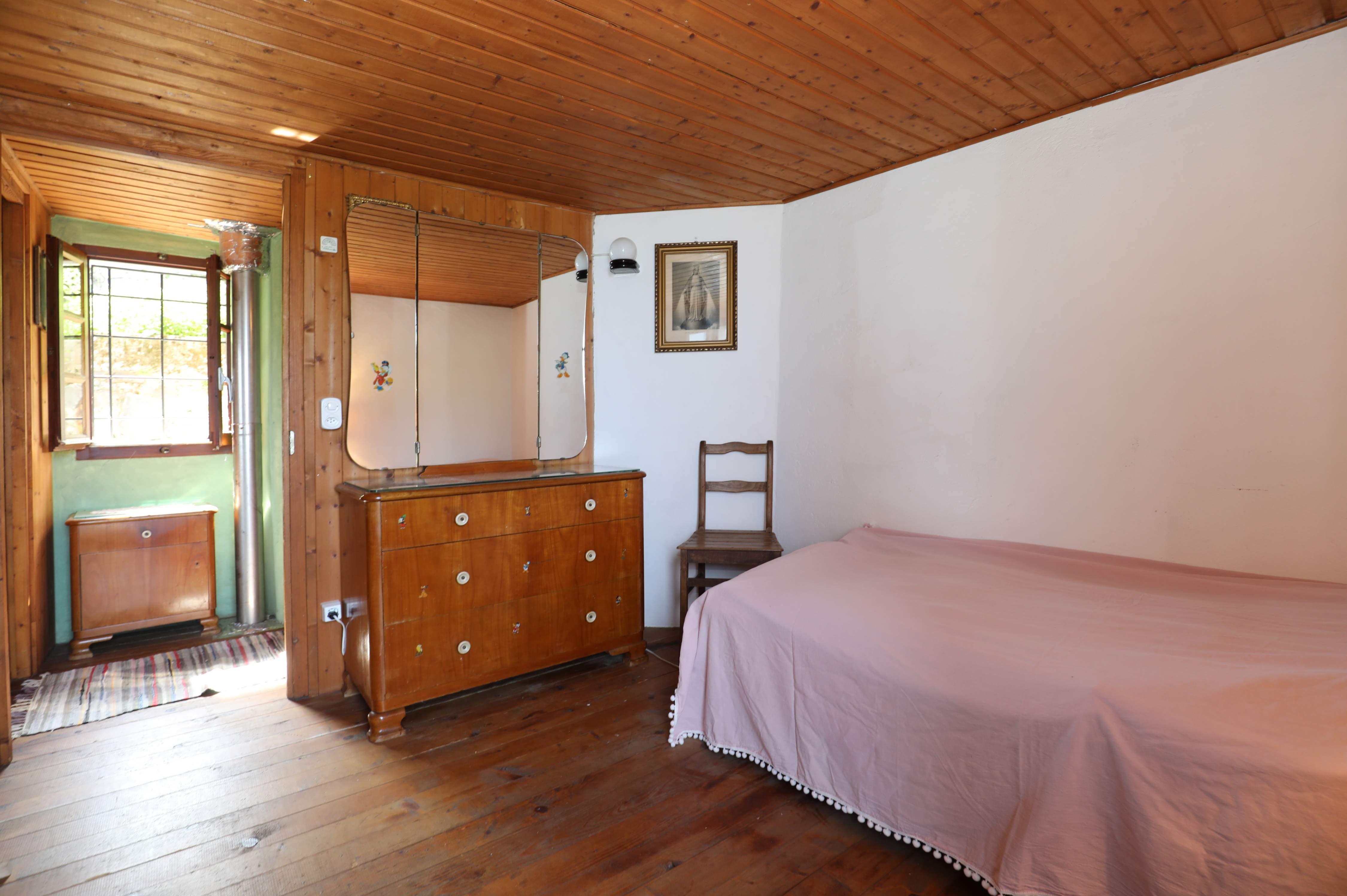 Schlafzimmer mit Holzverkleidung