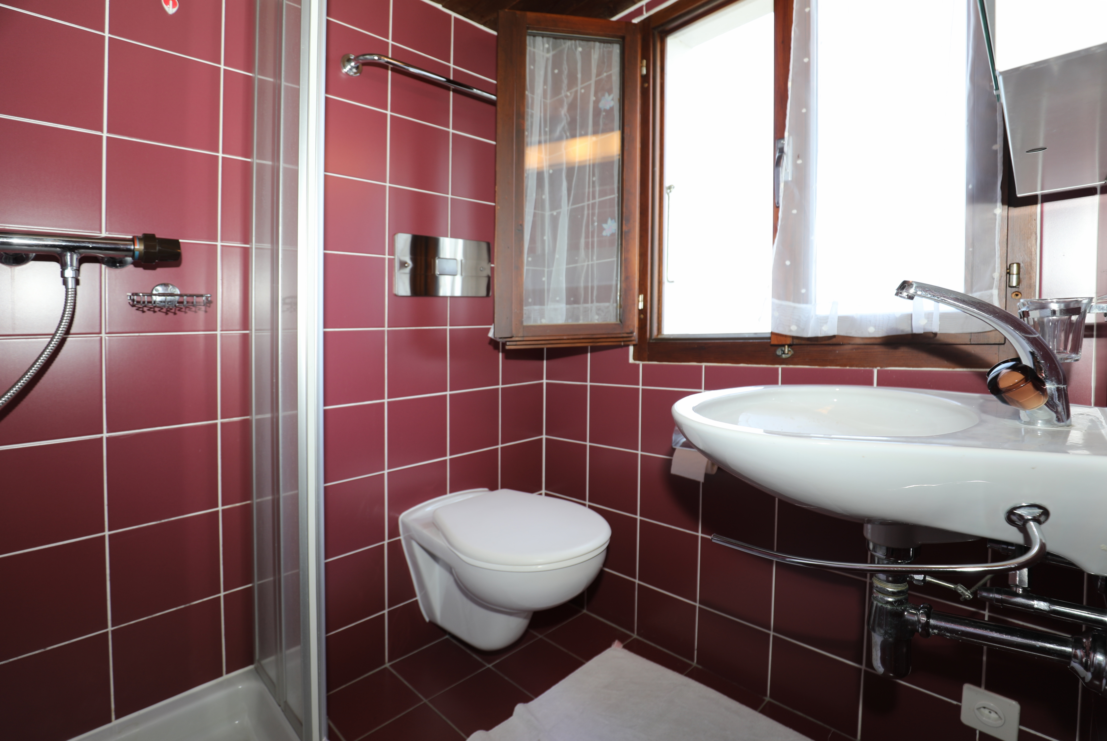 Kleines Bad mit Dusche, WC und Fenster