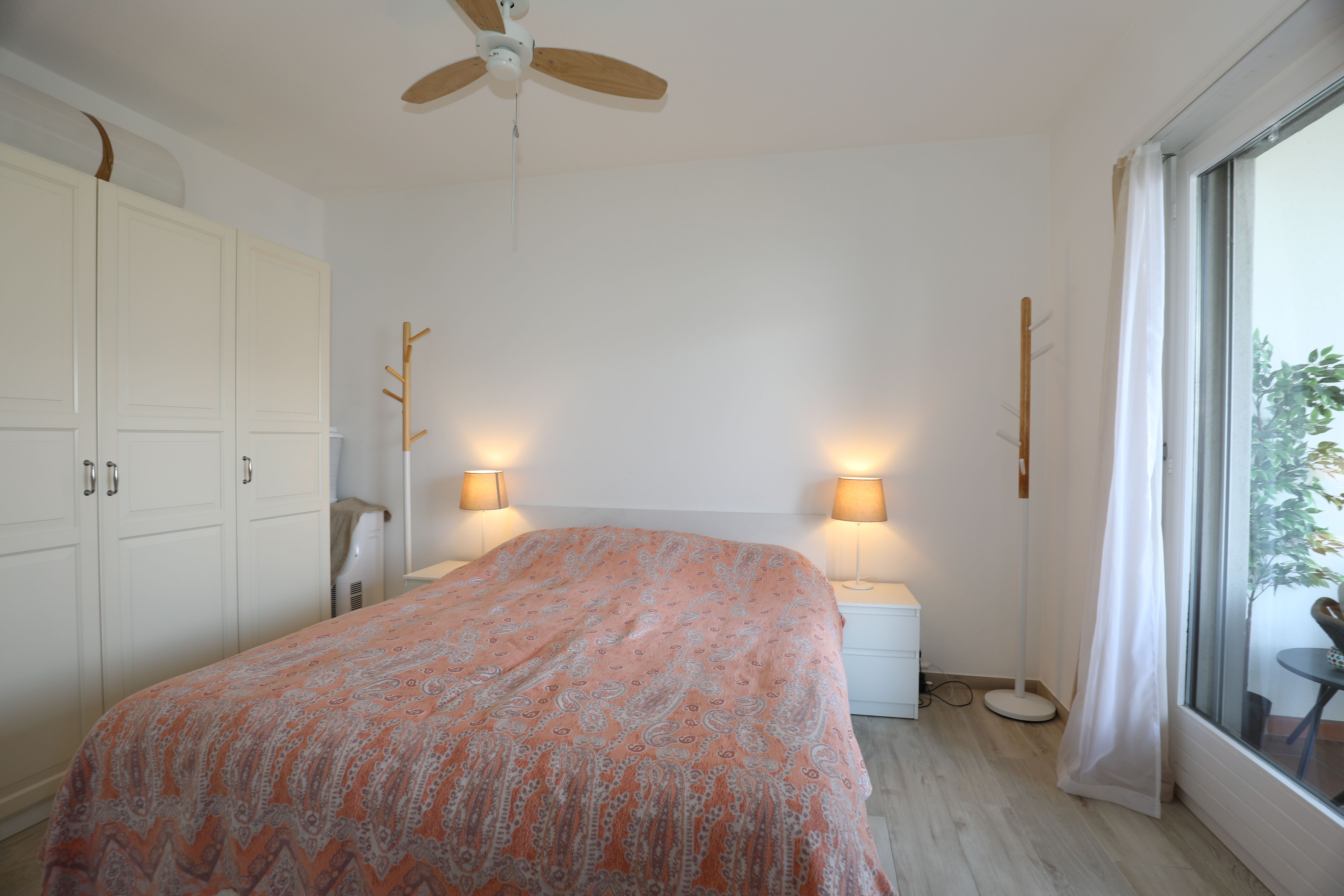 Helles Schlafzimmer mit Balkonzugang