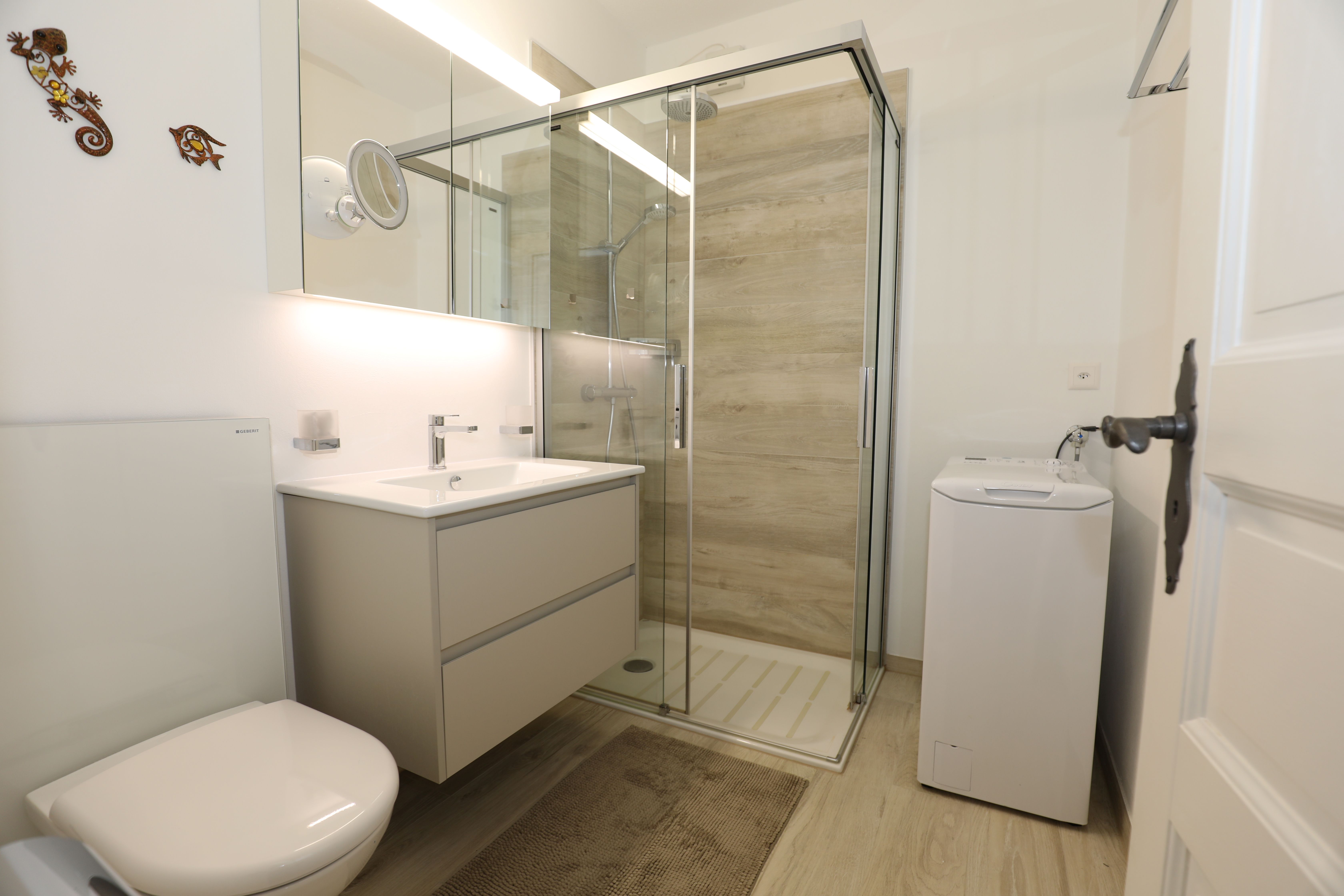 Modernes Badezimmer mit Dusche
