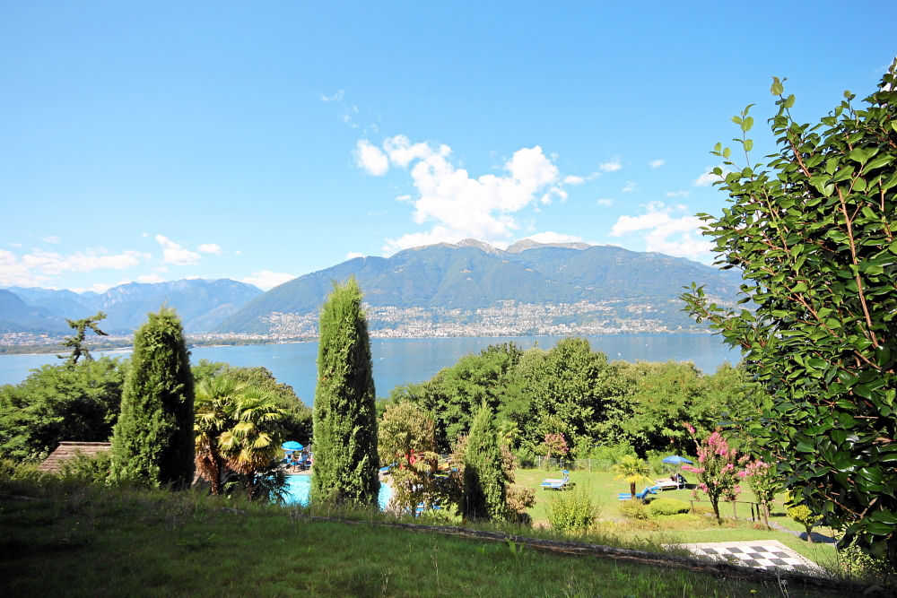 Garten mit Seeblick und Pool