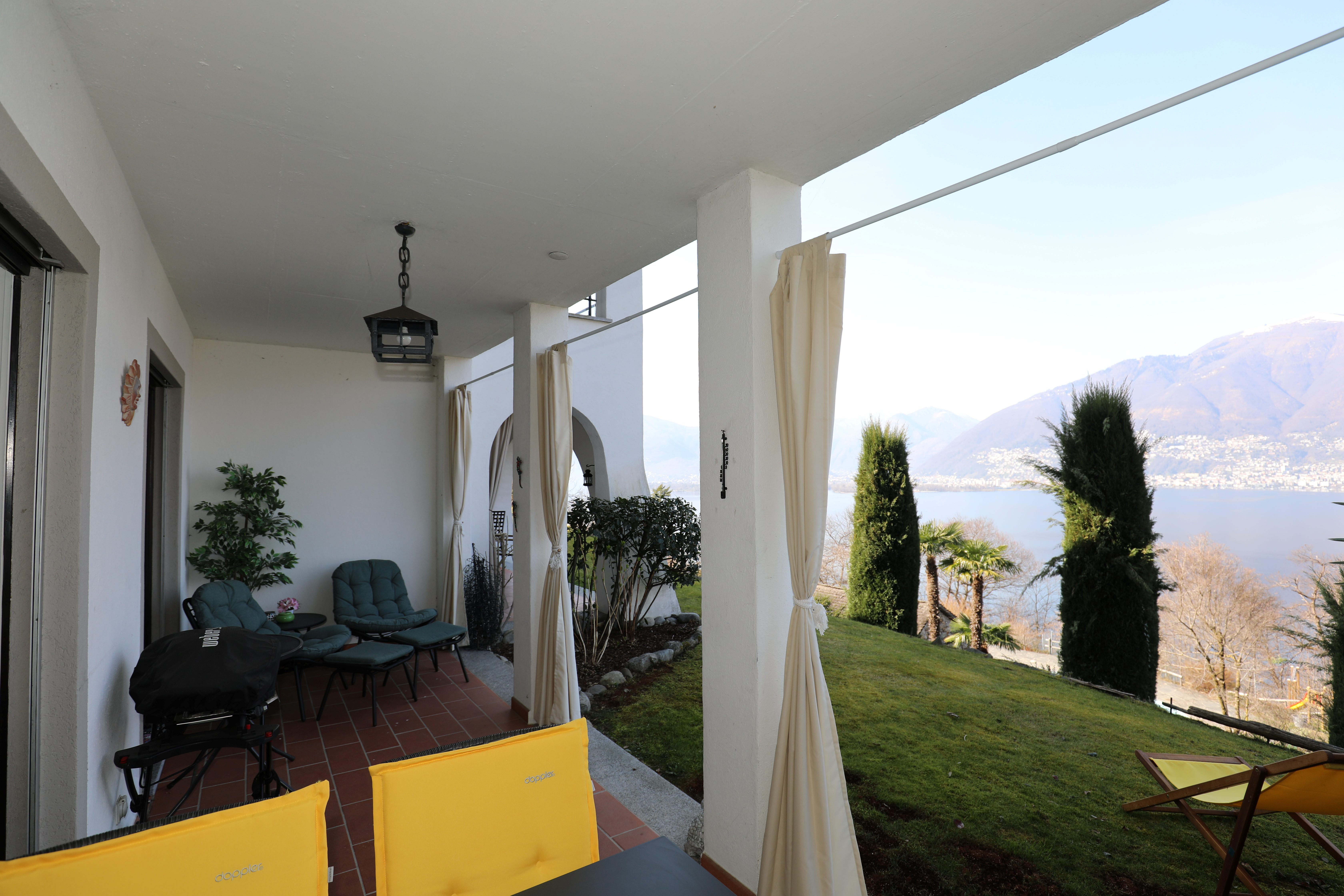 Überdachte Terrasse mit Seeblick
