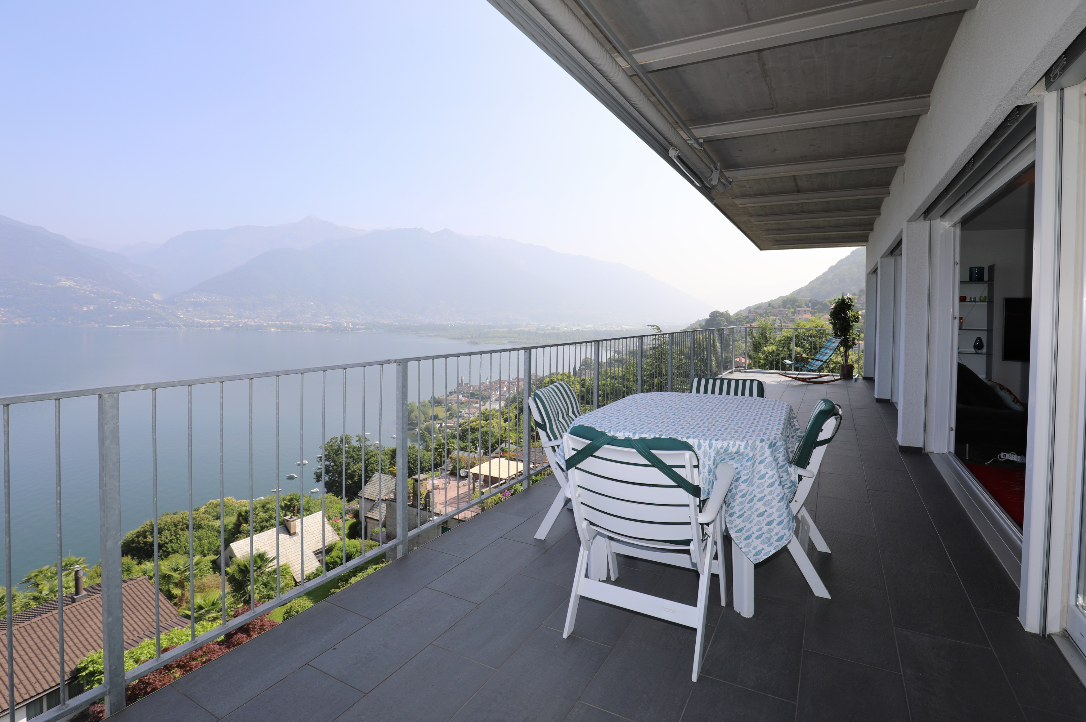 Seeblick-Balkon mit Essplatz