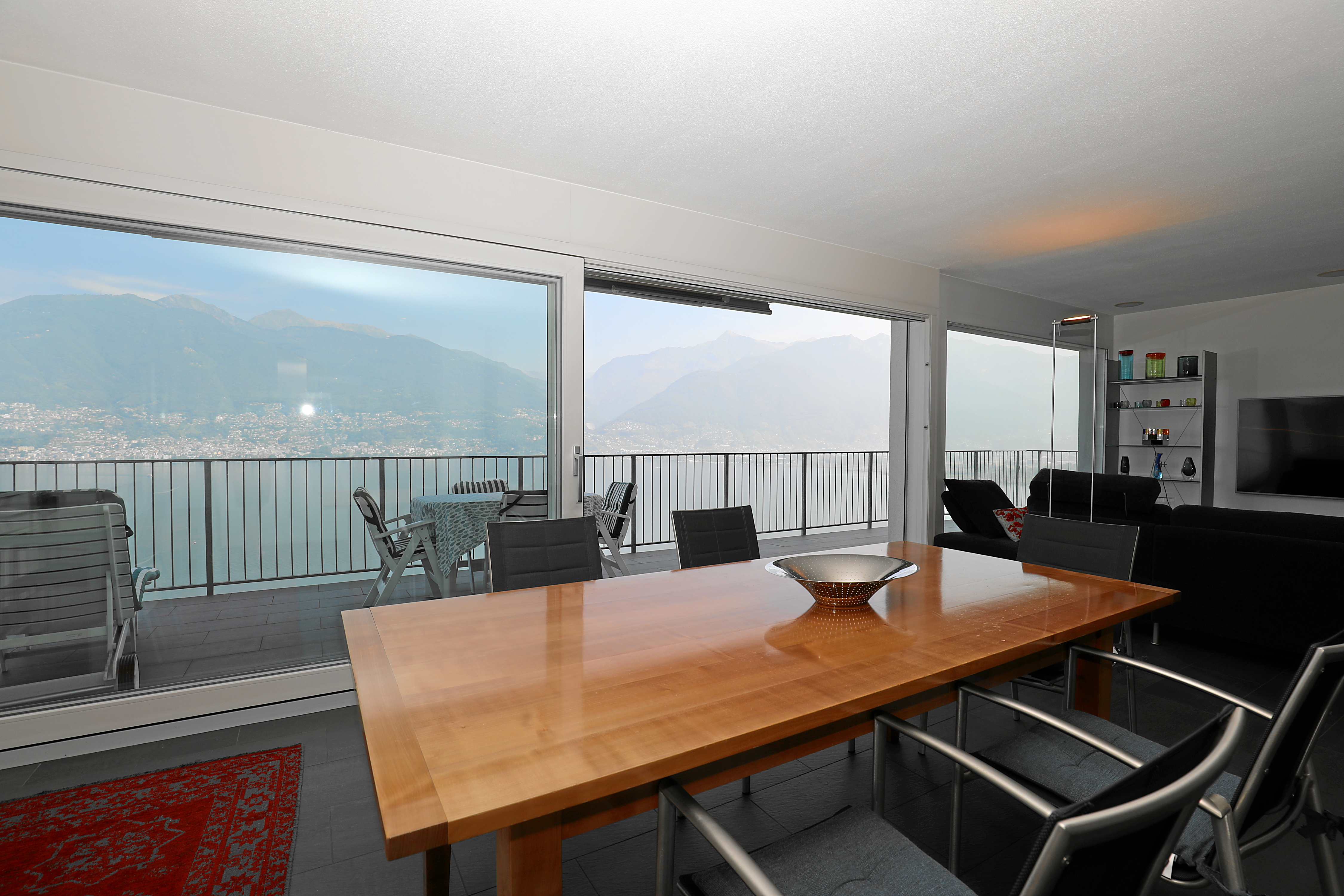 Ess- und Wohnbereich mit Seeblick und Terrasse