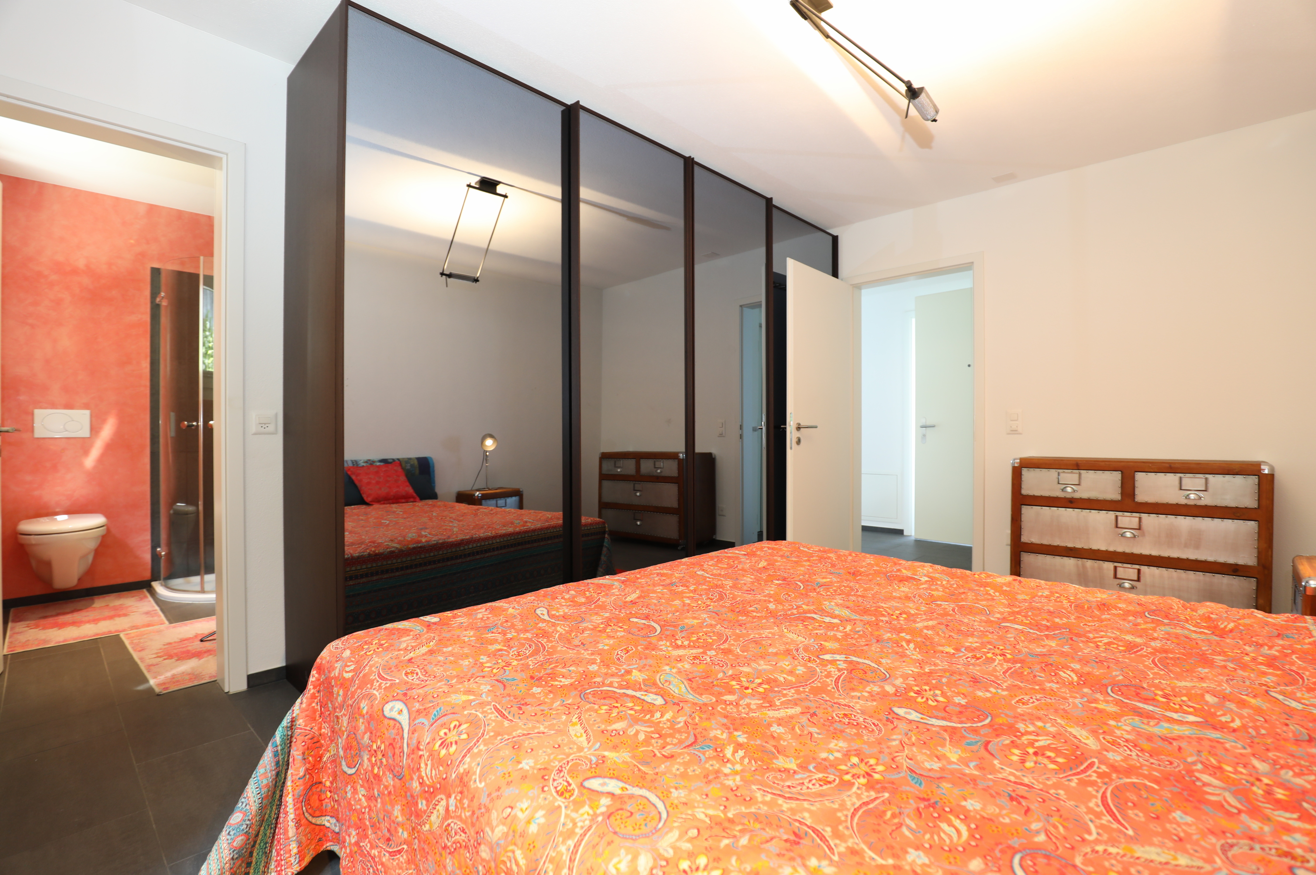 Modernes Schlafzimmer mit Bad en suite