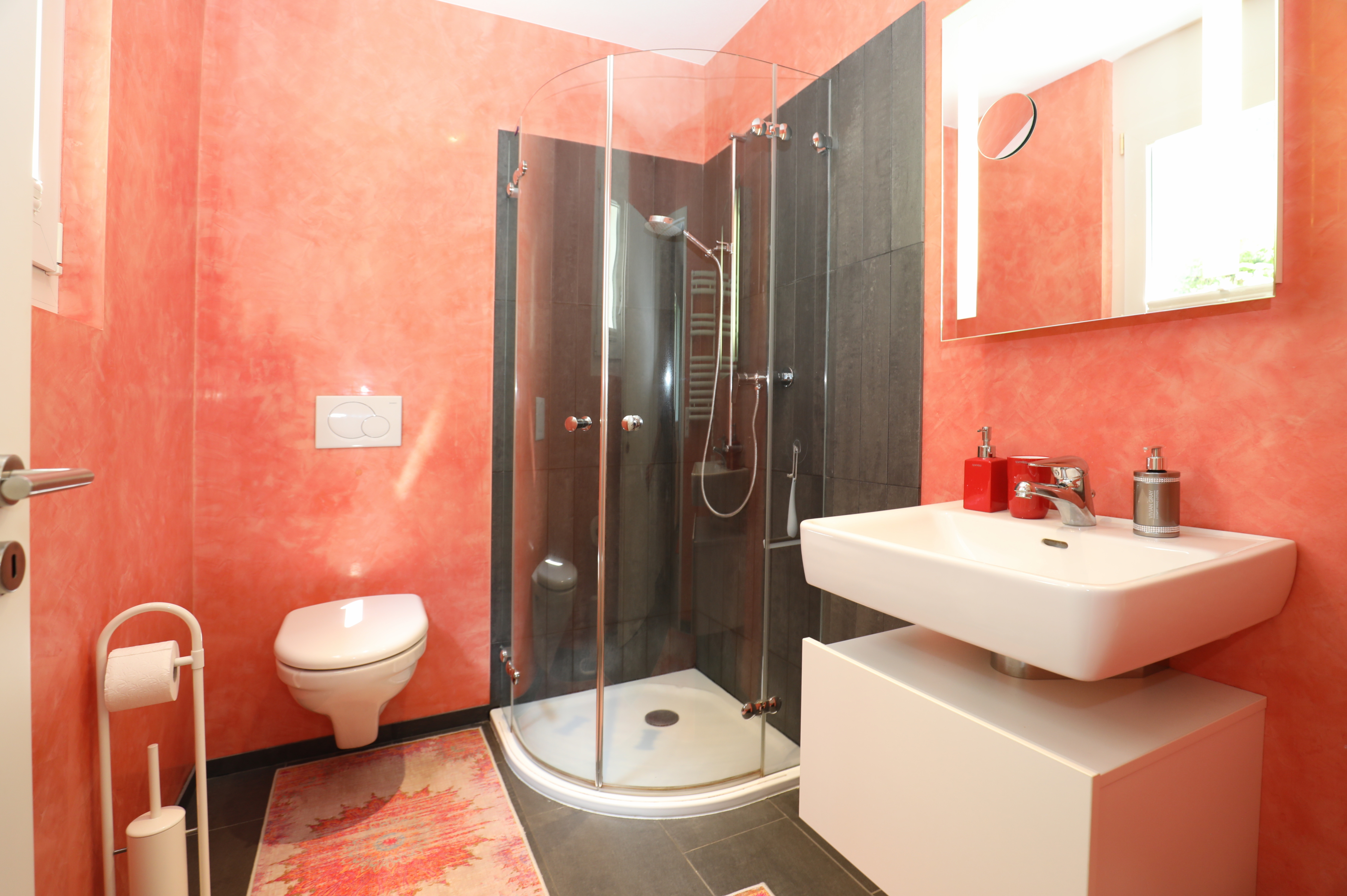 Modernes Bad mit begehbarer Dusche