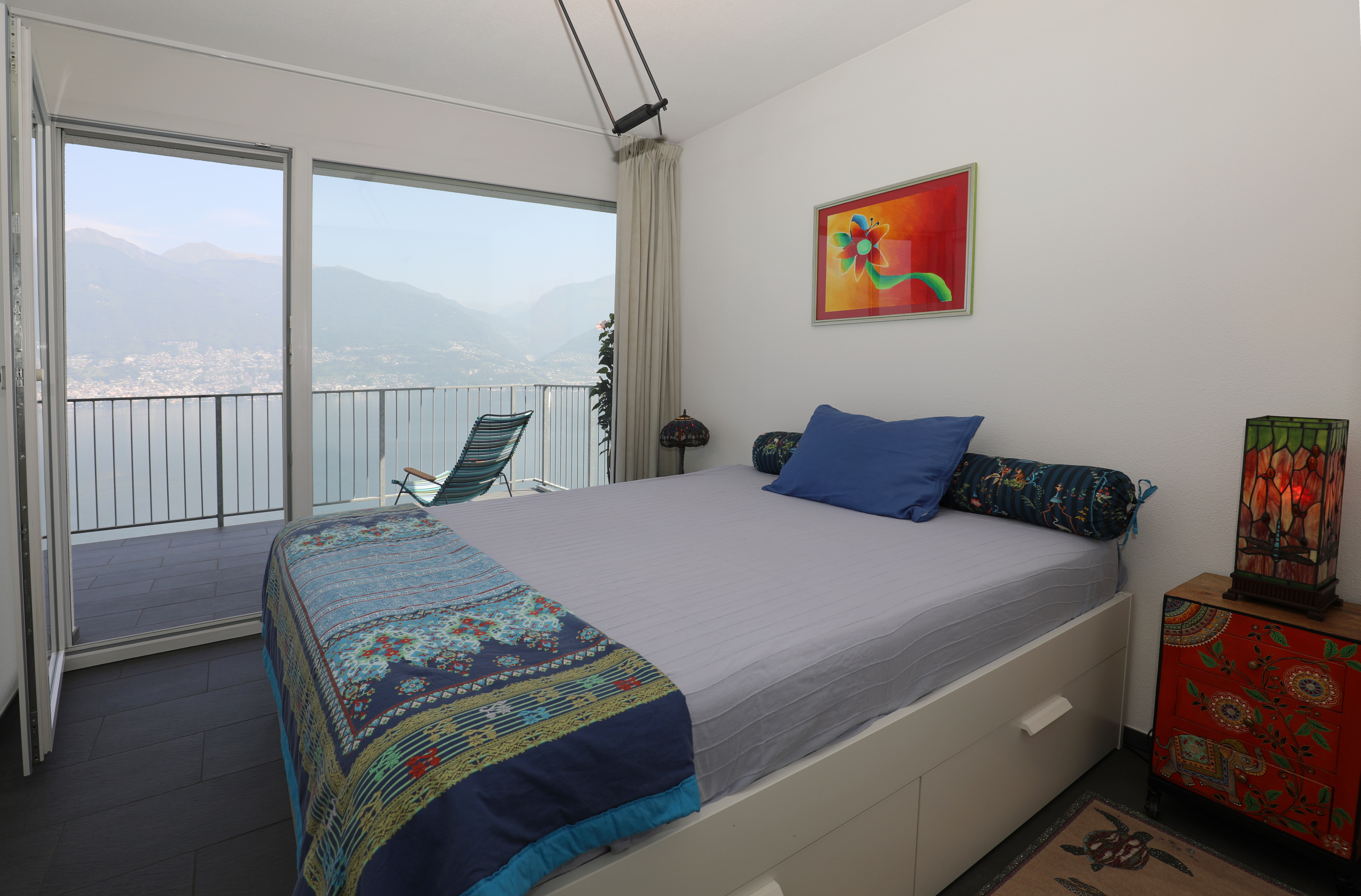 Schlafzimmer mit Balkonblick