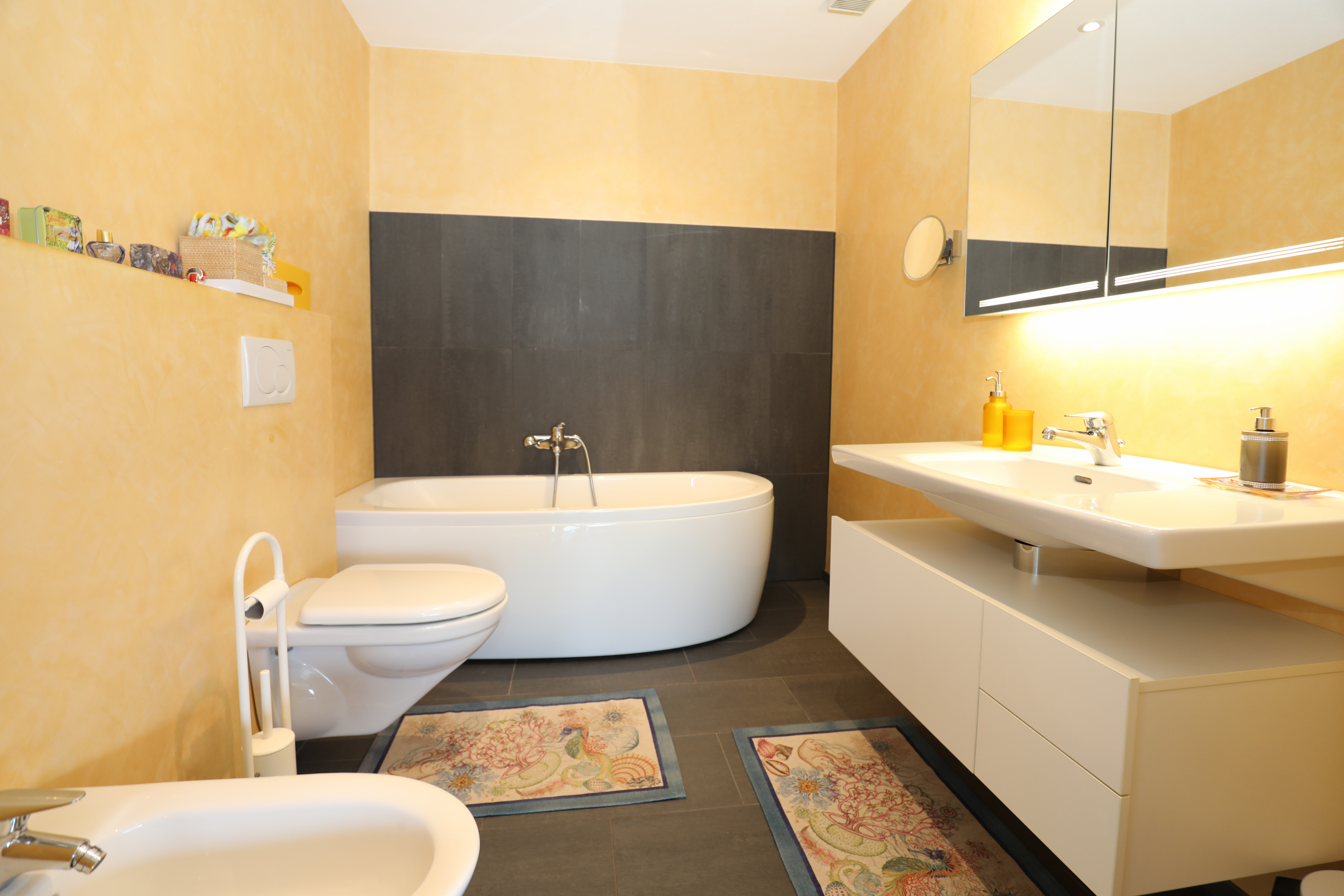 Modernes Badezimmer mit Badewanne und Waschbecken