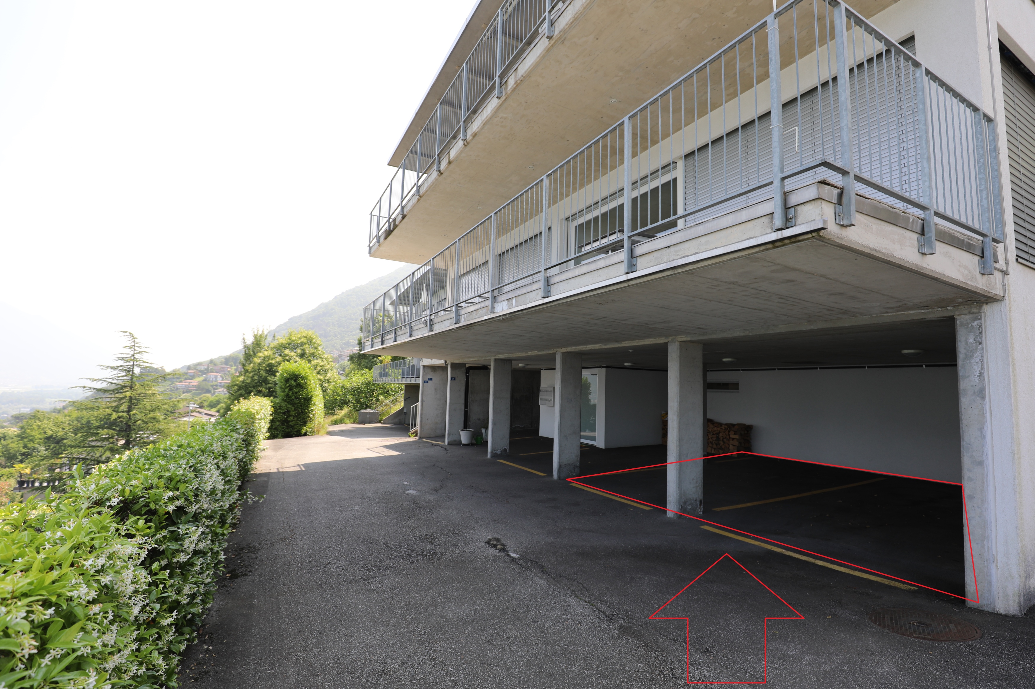 Außenansicht eines Apartmenthauses mit Tiefgarage