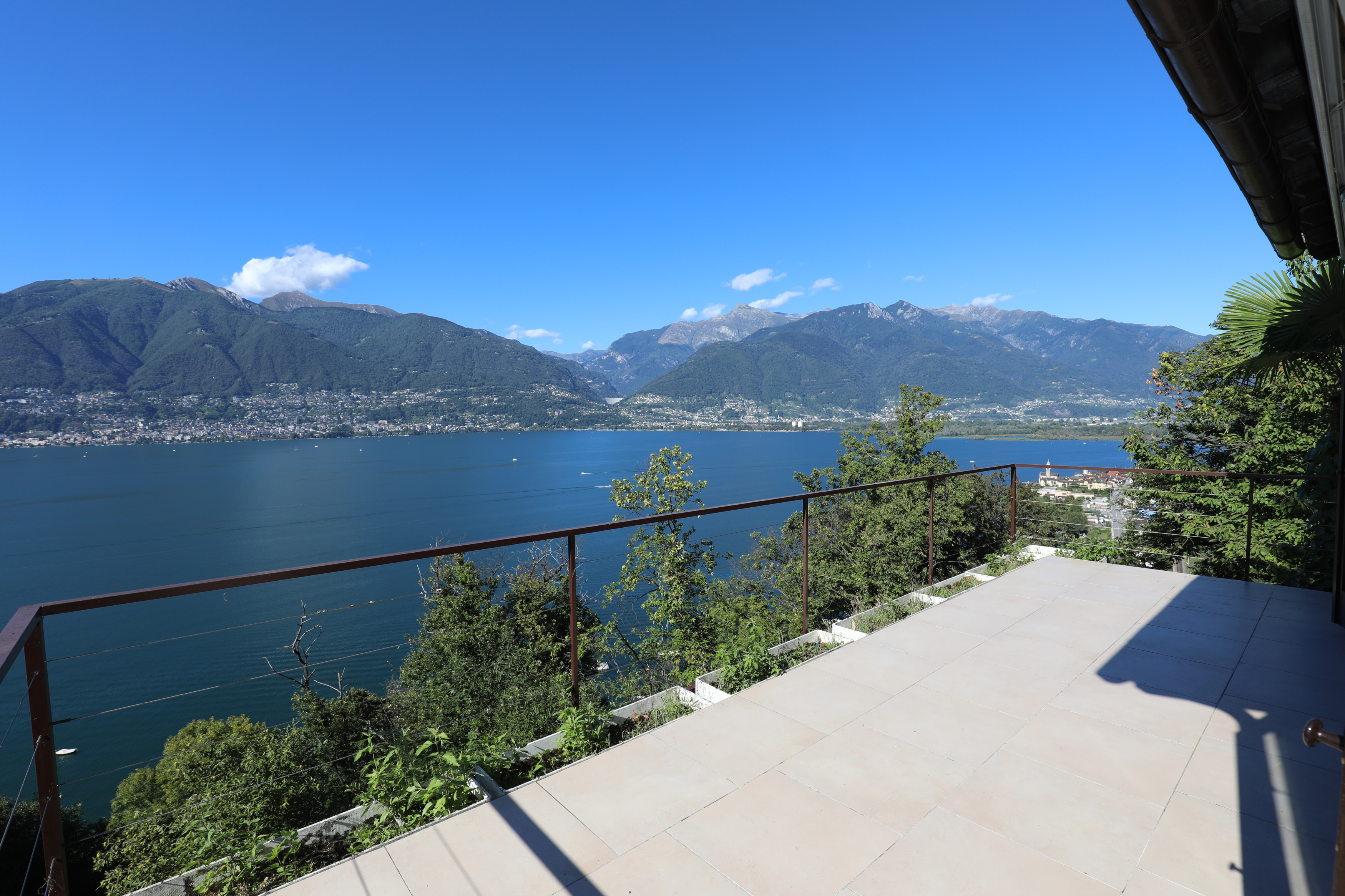 Balkon mit Seeblick und Bergpanorama