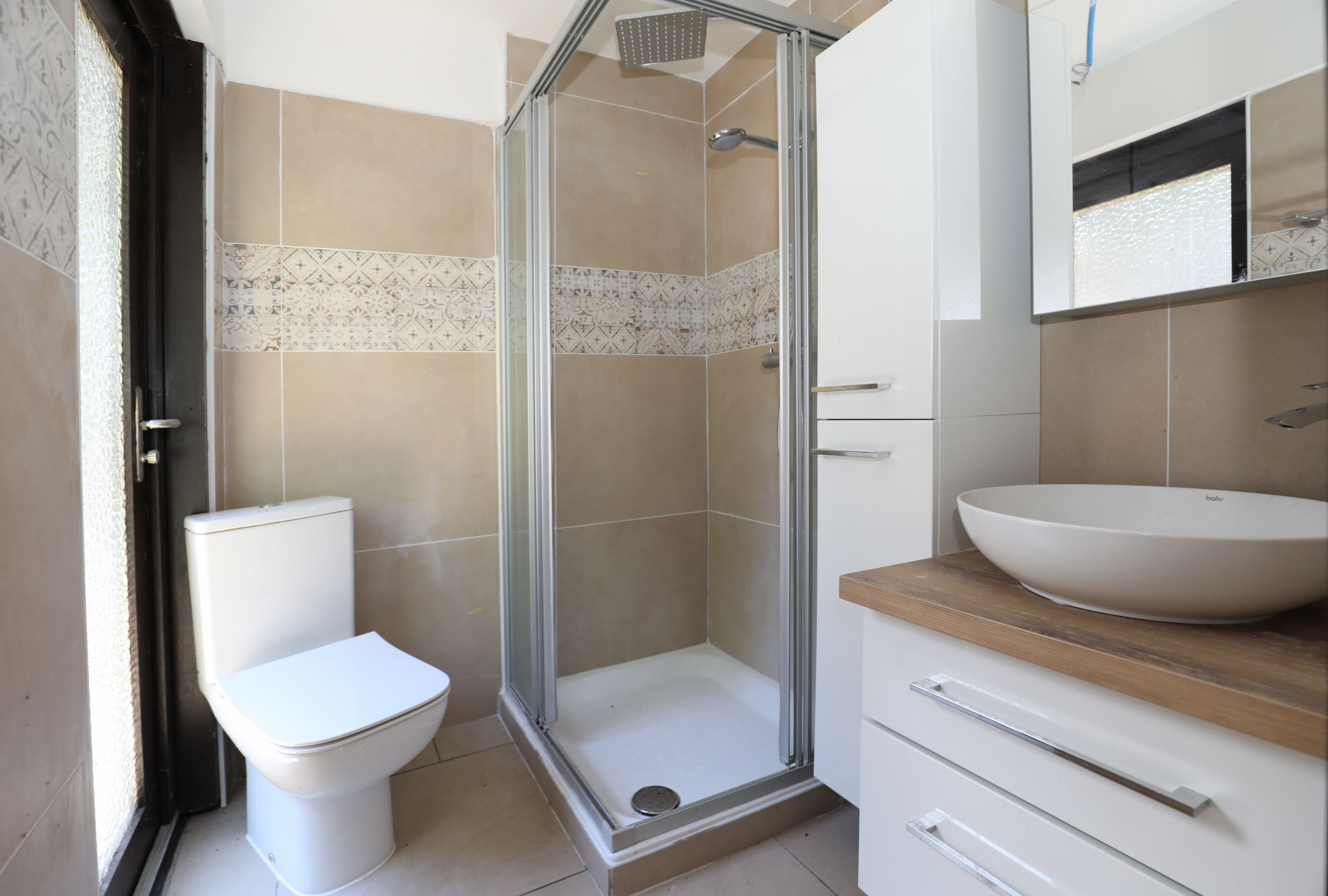 Modernes Bad mit Dusche und WC