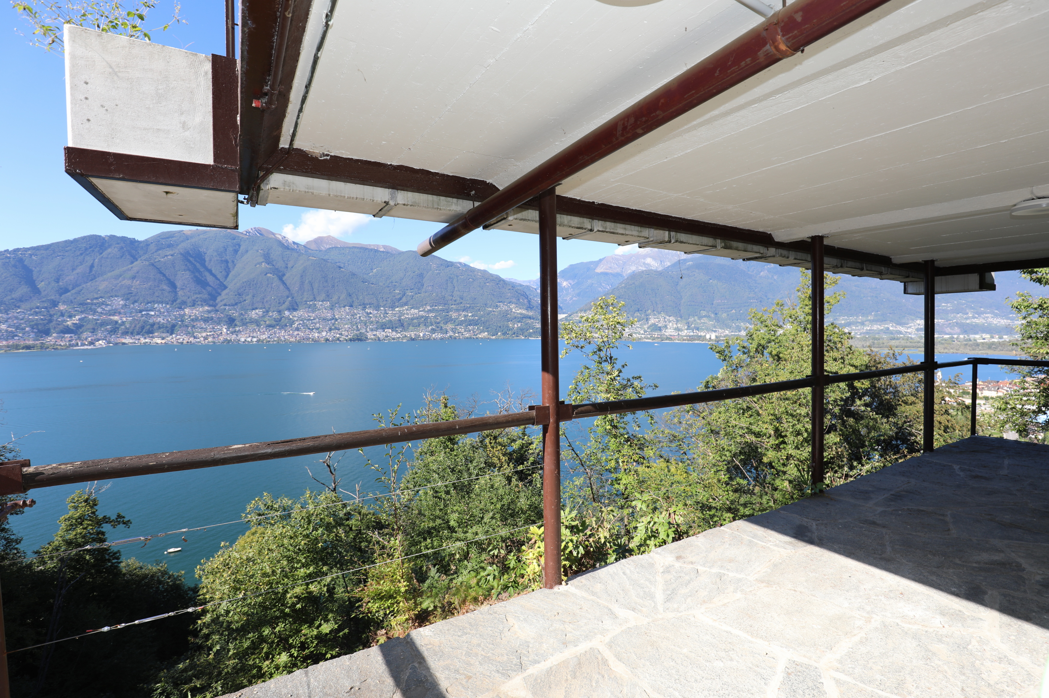 Überdachter Balkon mit Seeblick