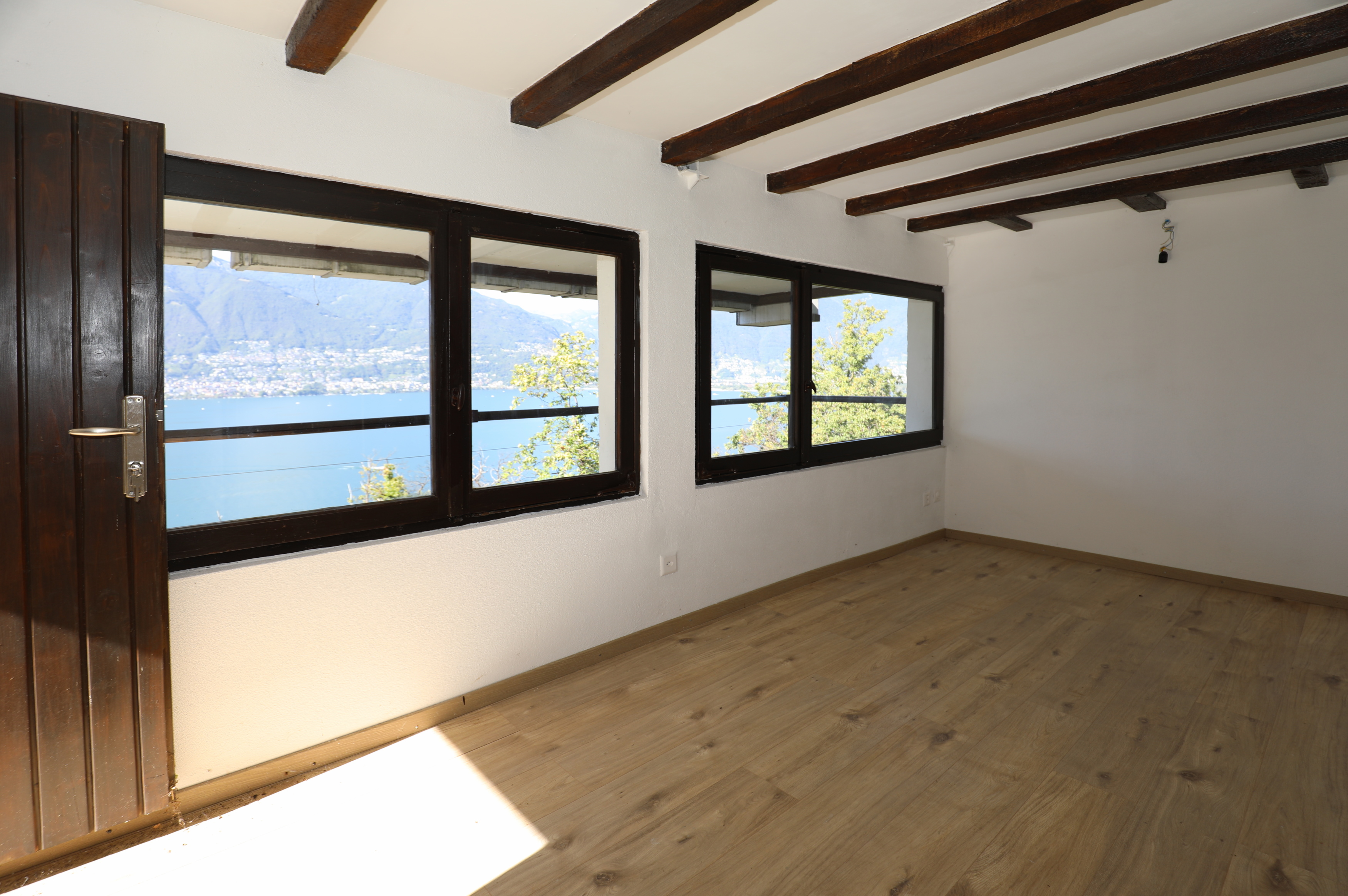 Leerer Raum mit Seeblick