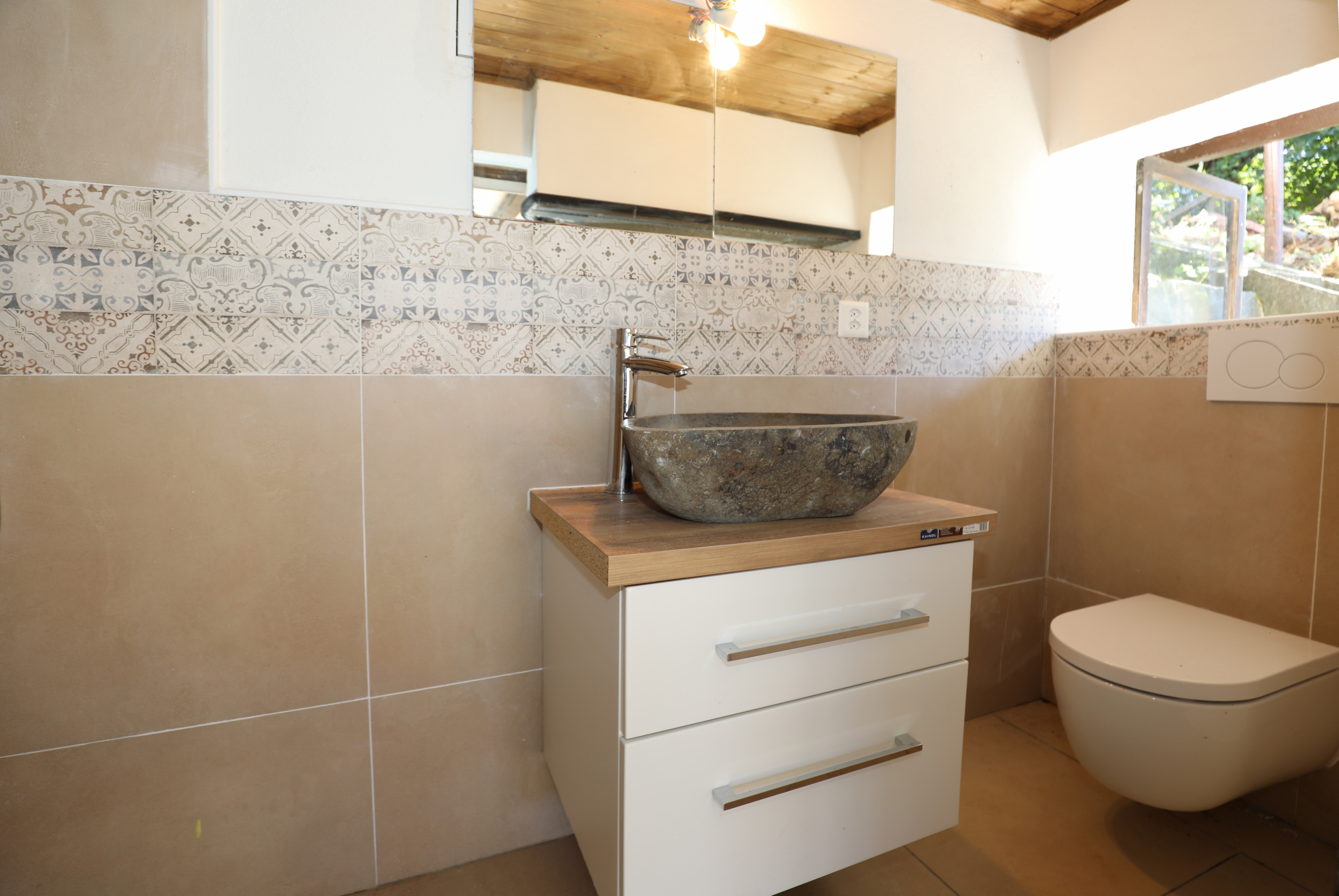 Gäste-WC mit Natursteinwaschbecken