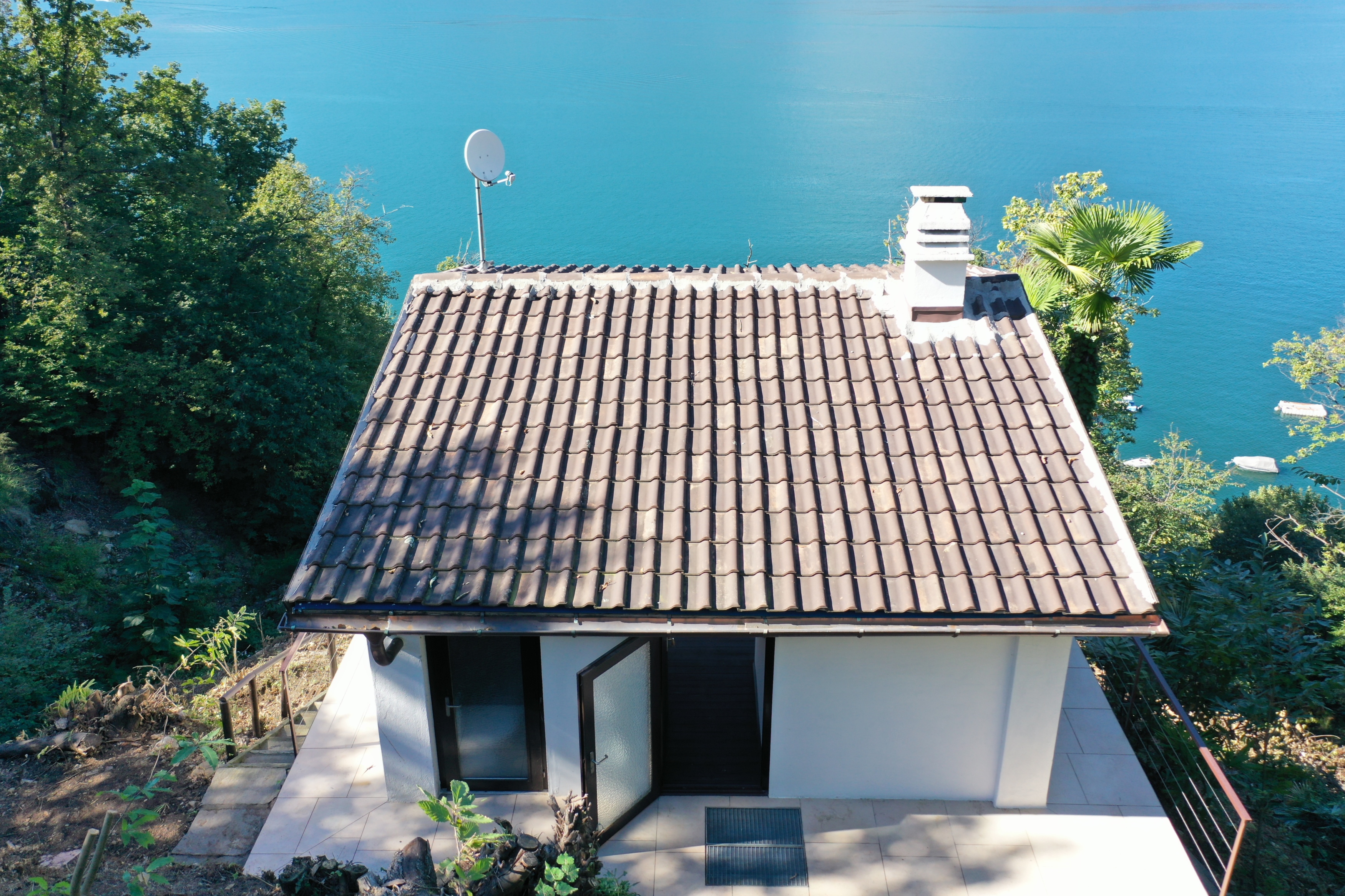 Haus mit Seeblick und geneigtem Ziegeldach
