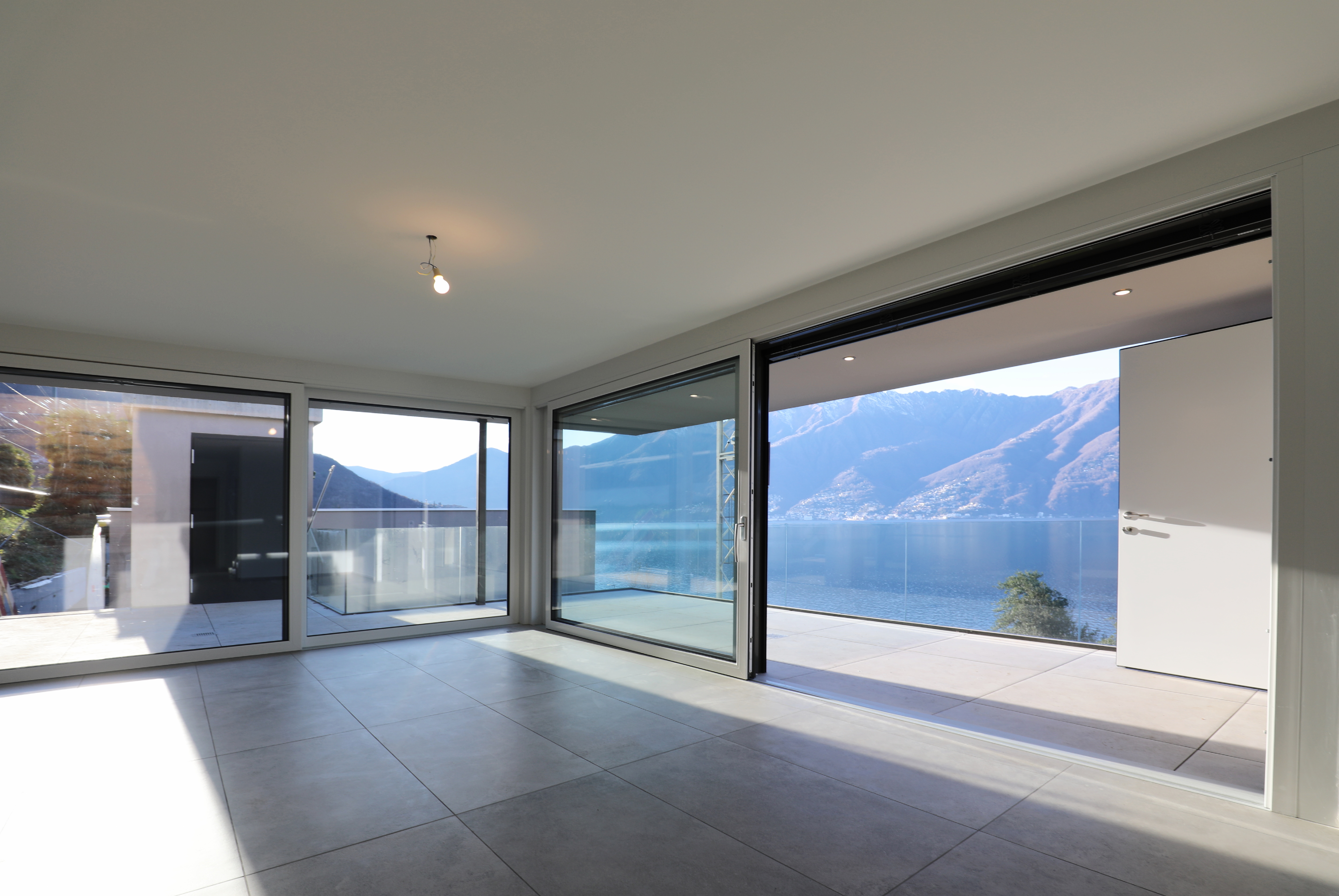 Heller Raum mit Seeblick