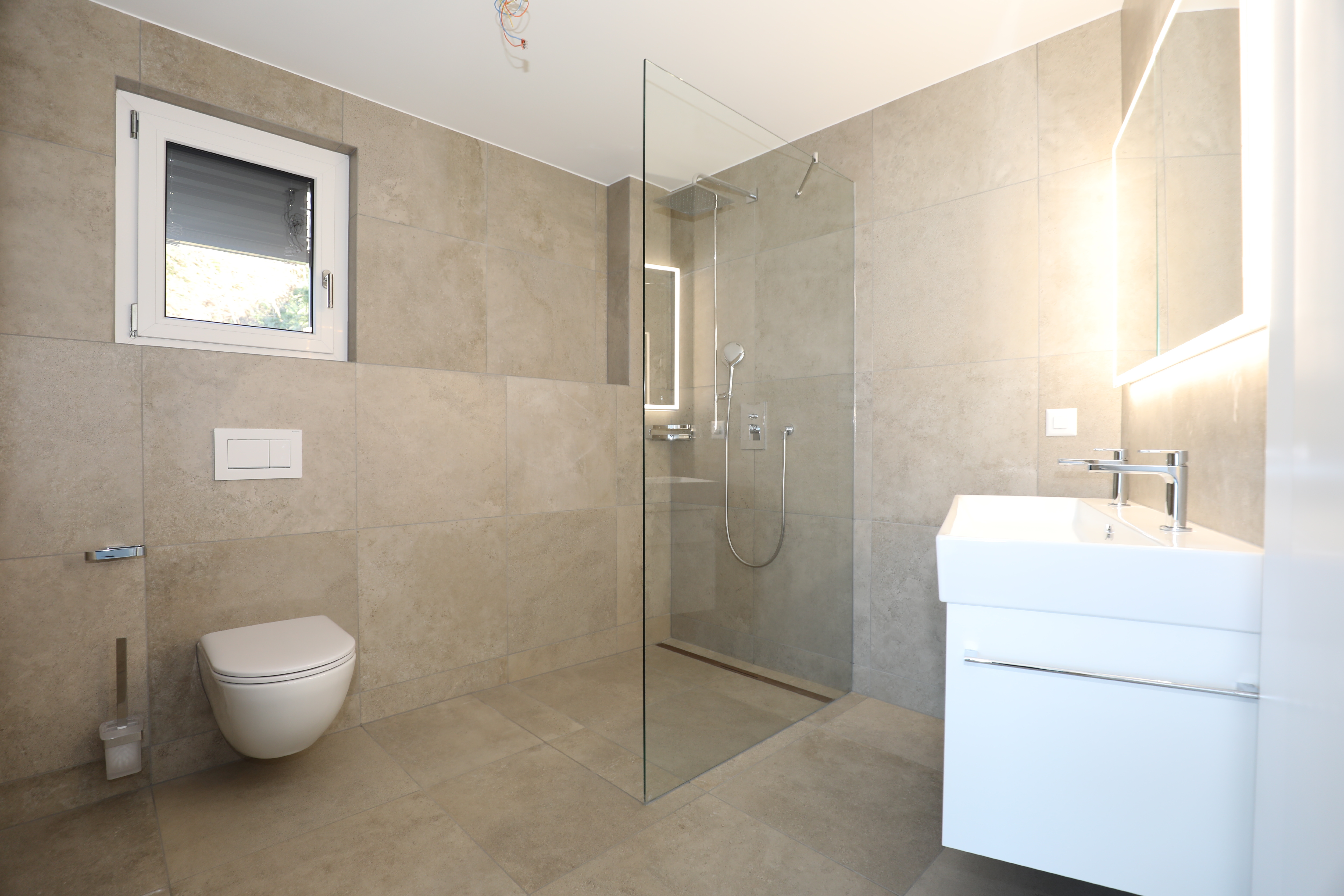 Modernes Badezimmer mit bodengleicher Dusche