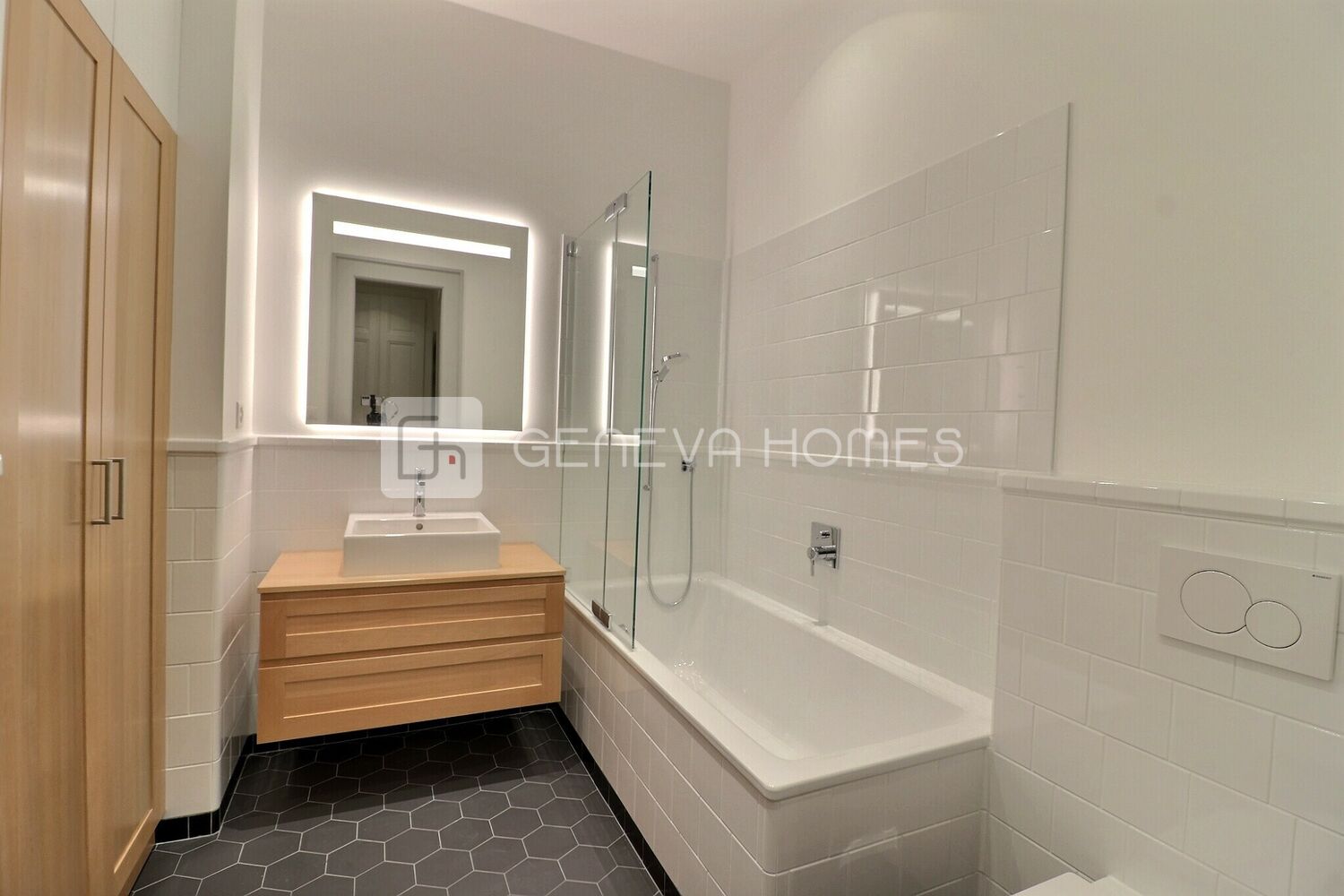 Helles modernes Badezimmer mit Badewanne und Waschtisch