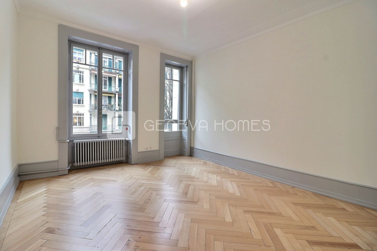 Heller leerer Altbau-Raum
