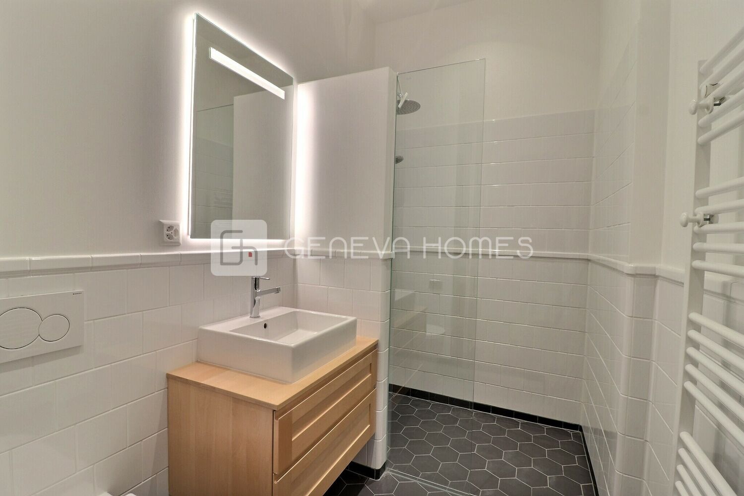 Modernes Badezimmer mit Waschplatz und begehbarer Dusche