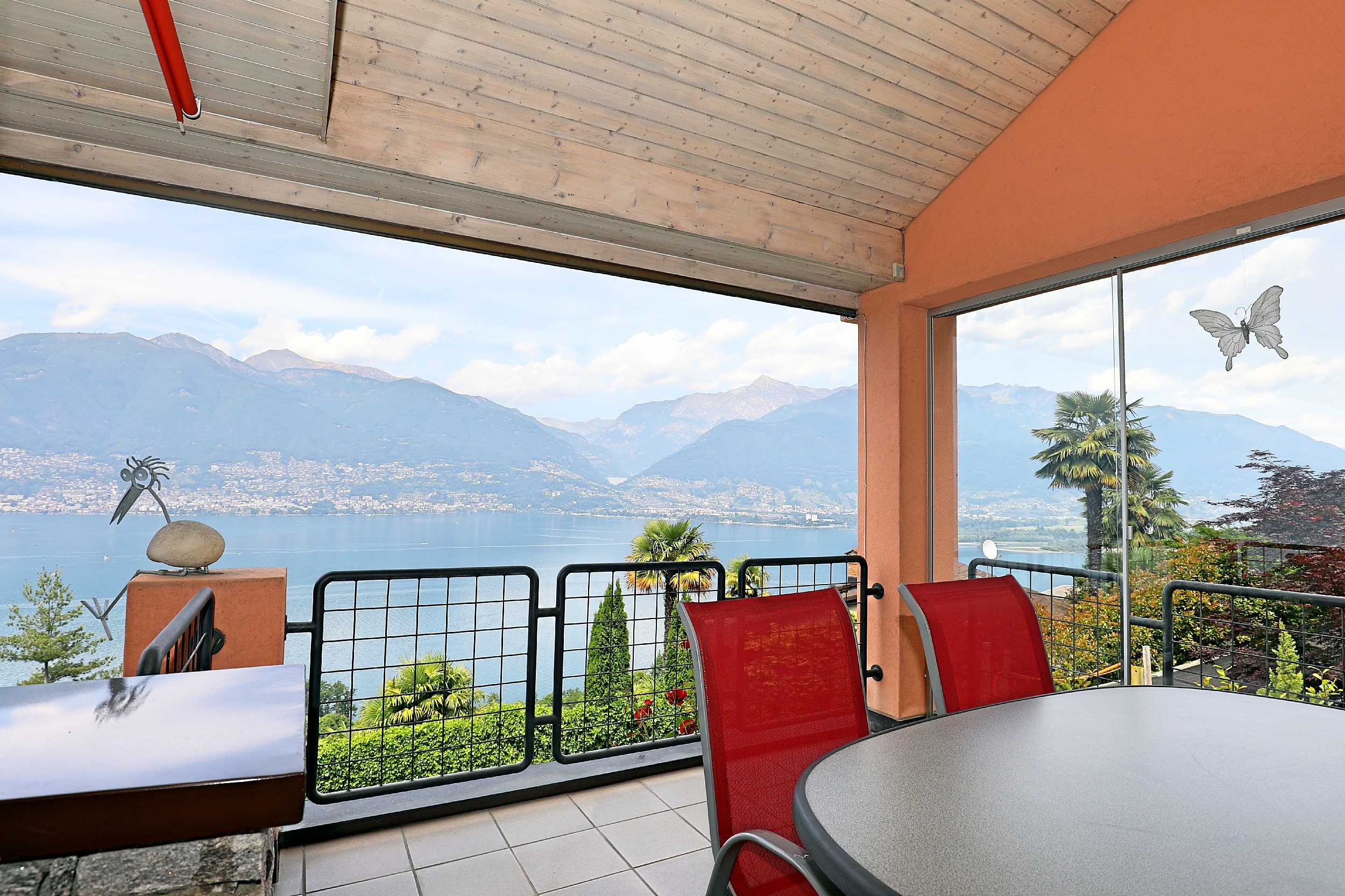 Balkon mit Seeblick und Bergpanorama