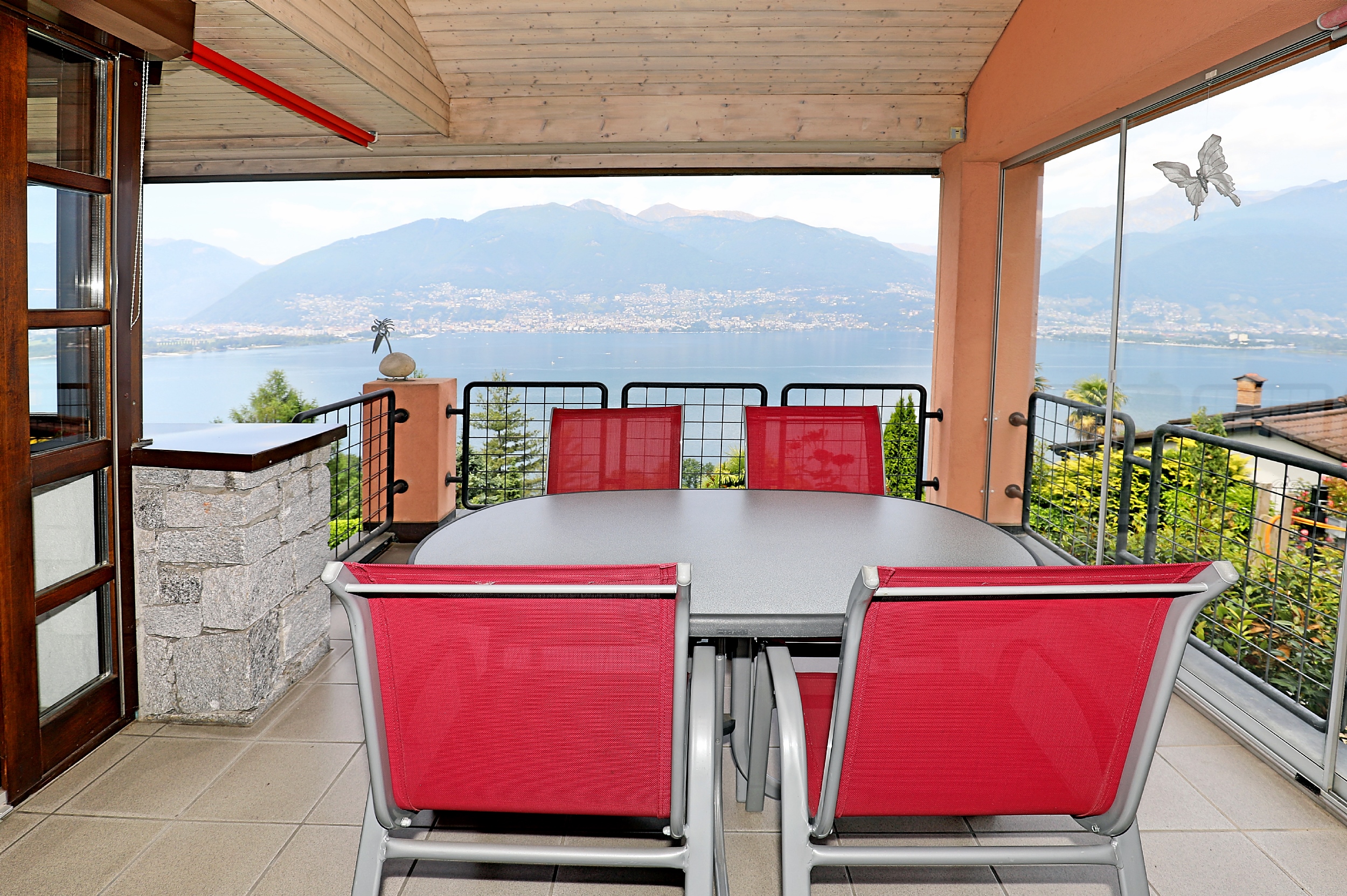 Balkon mit Seeblick und Bergpanorama