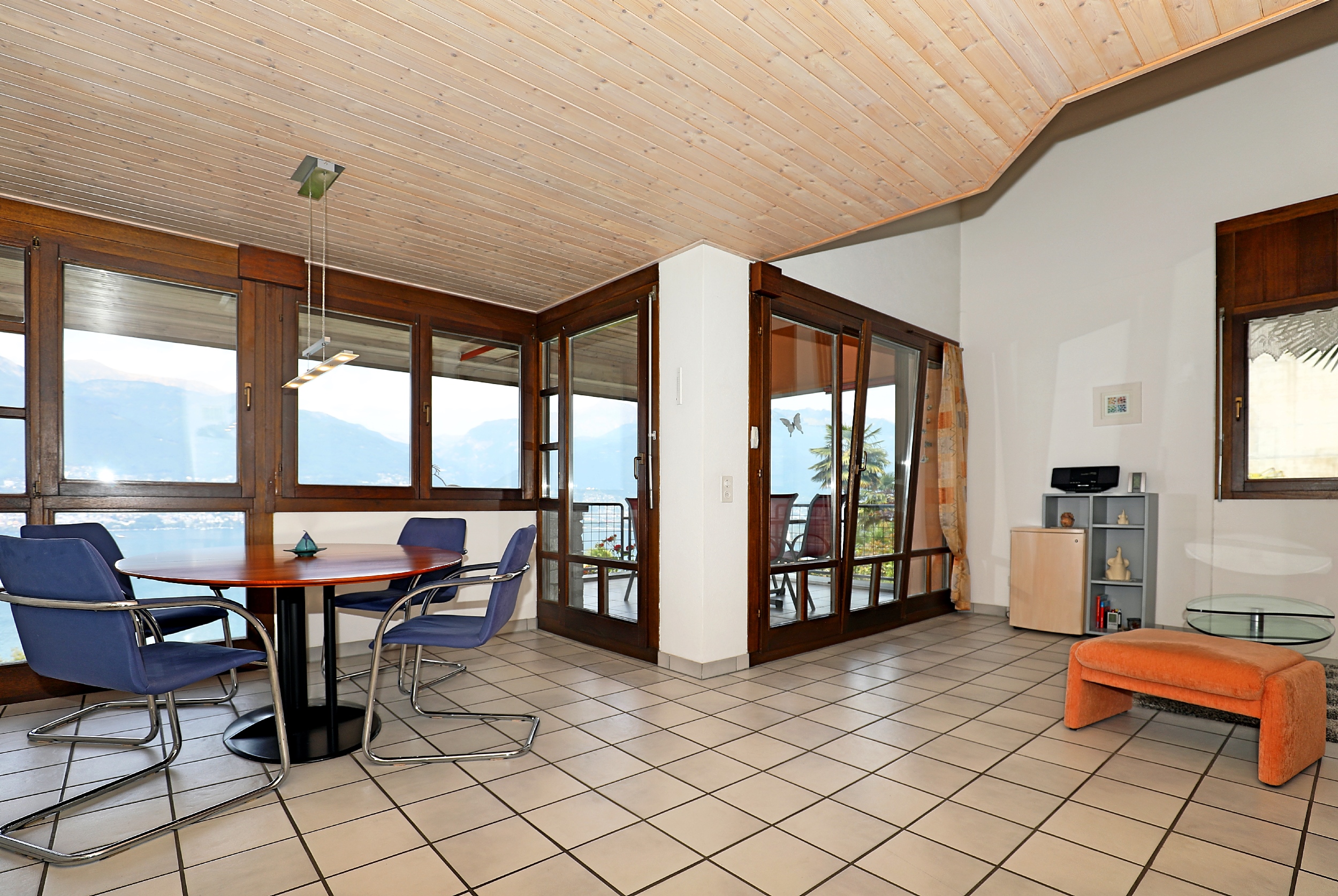 Essbereich mit Panoramafenstern