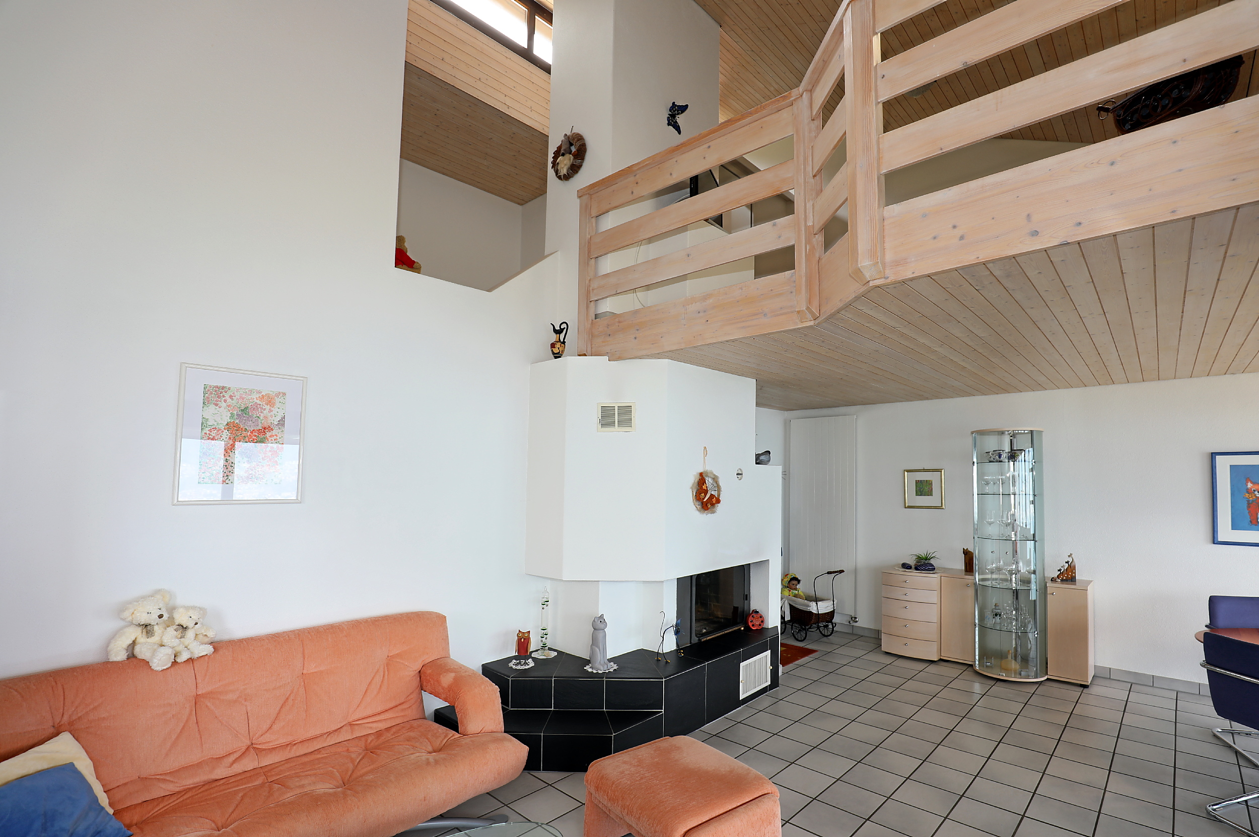 Wohnzimmer mit Galerie und Kamin