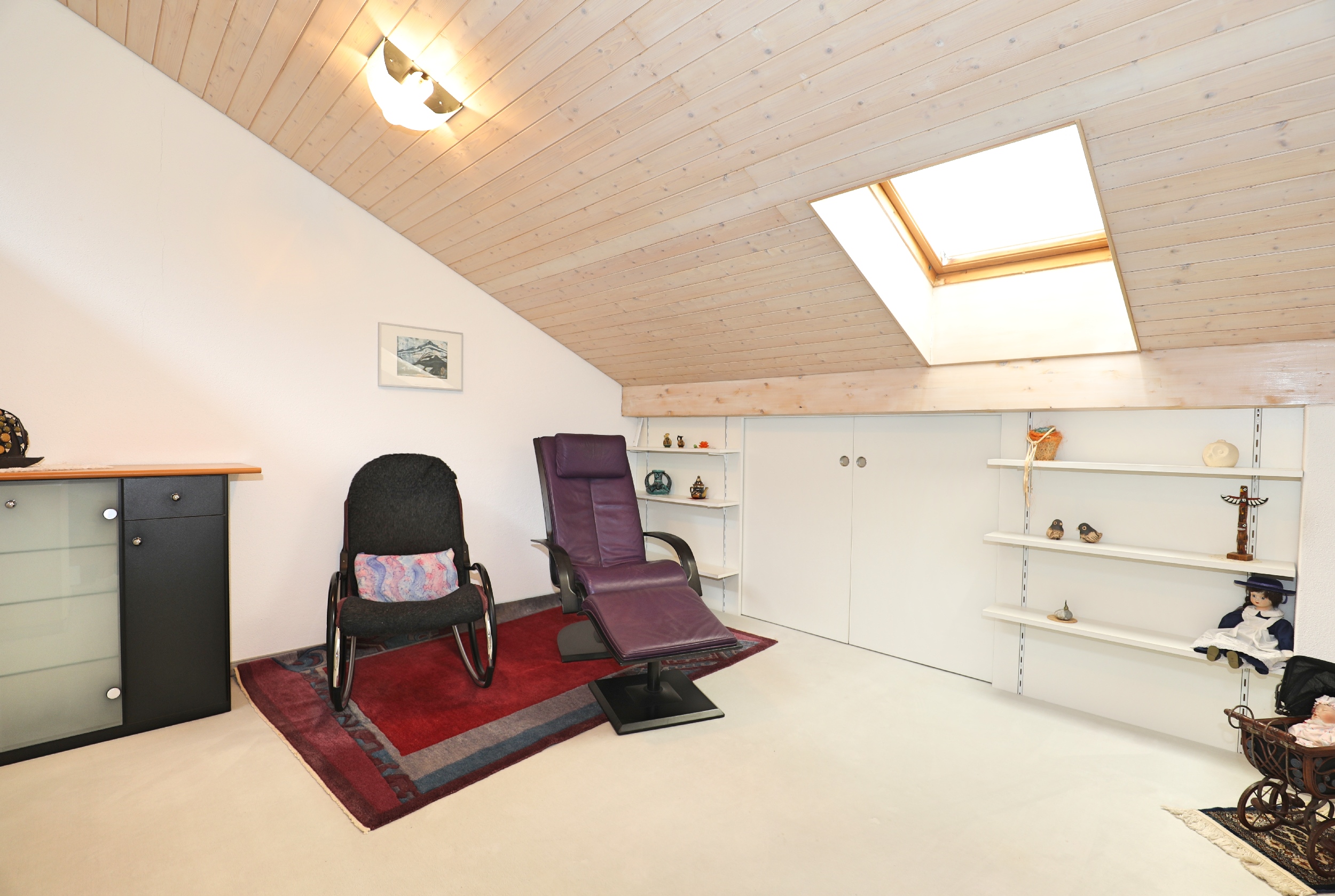 Dachgeschosszimmer mit Sitzmöbeln