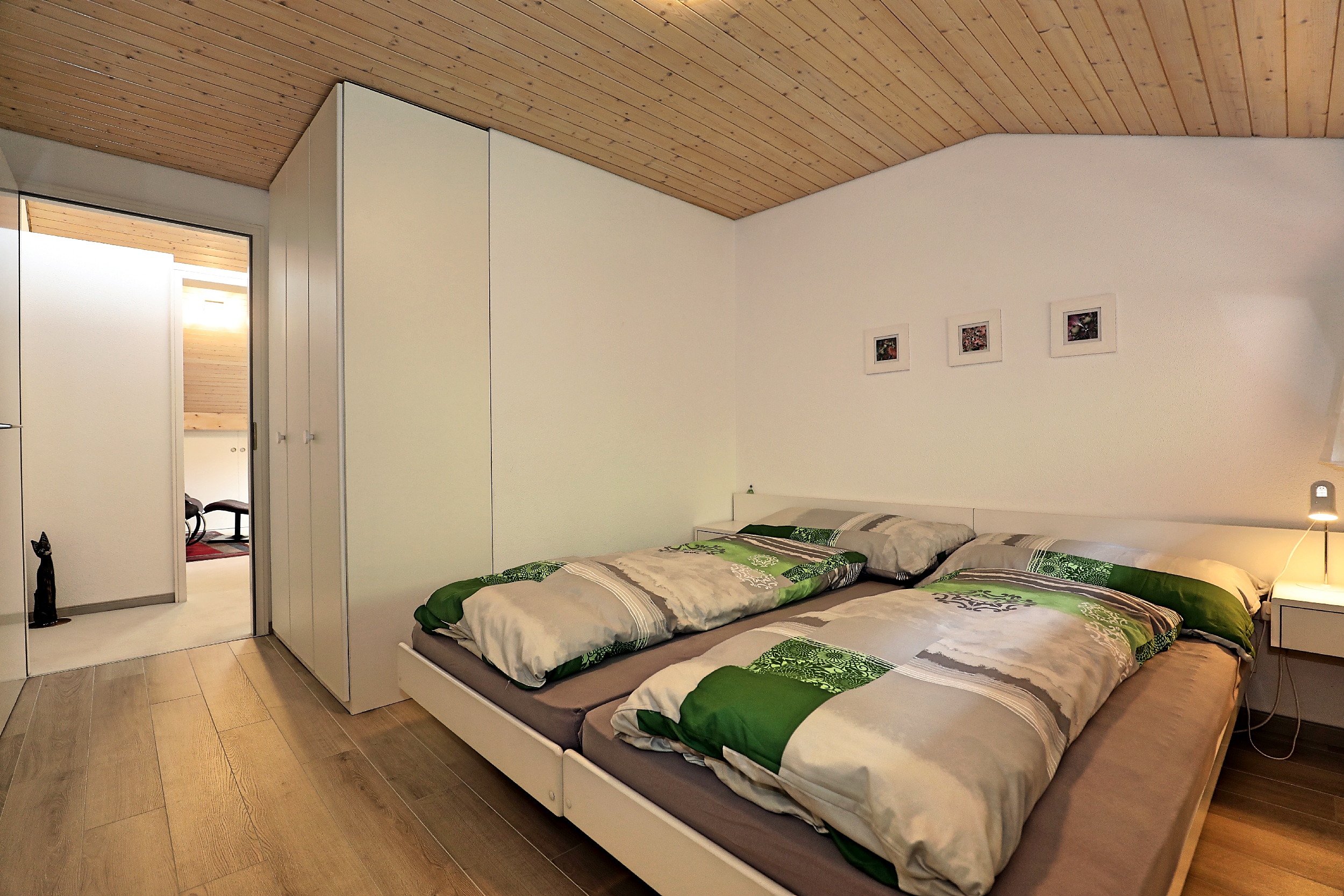 Schlafzimmer mit Doppelbett und Einbauschrank