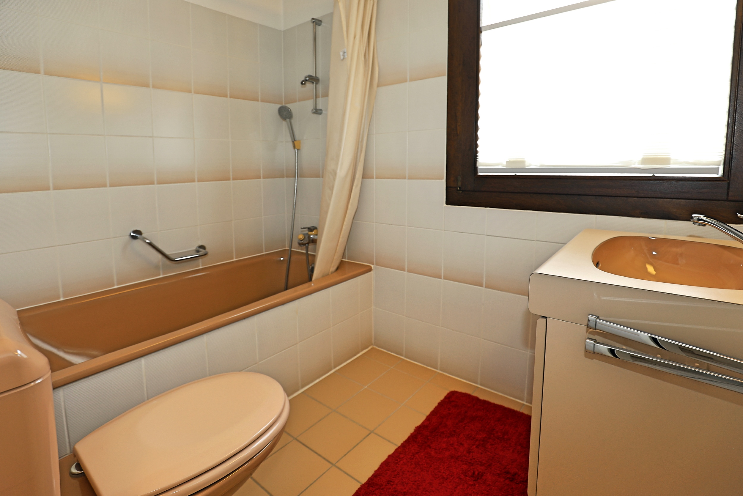 Badezimmer mit Wanne und Waschbecken