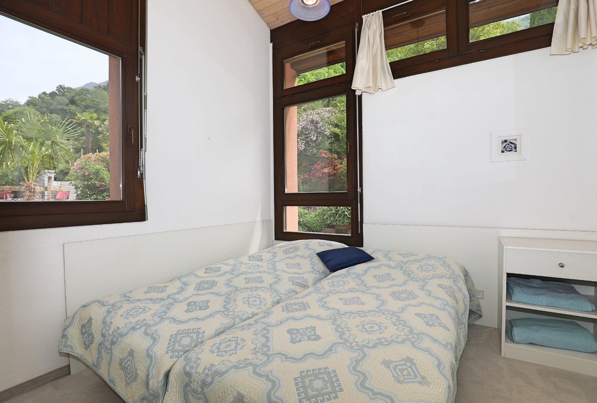 Helles Schlafzimmer mit zwei Fenstern