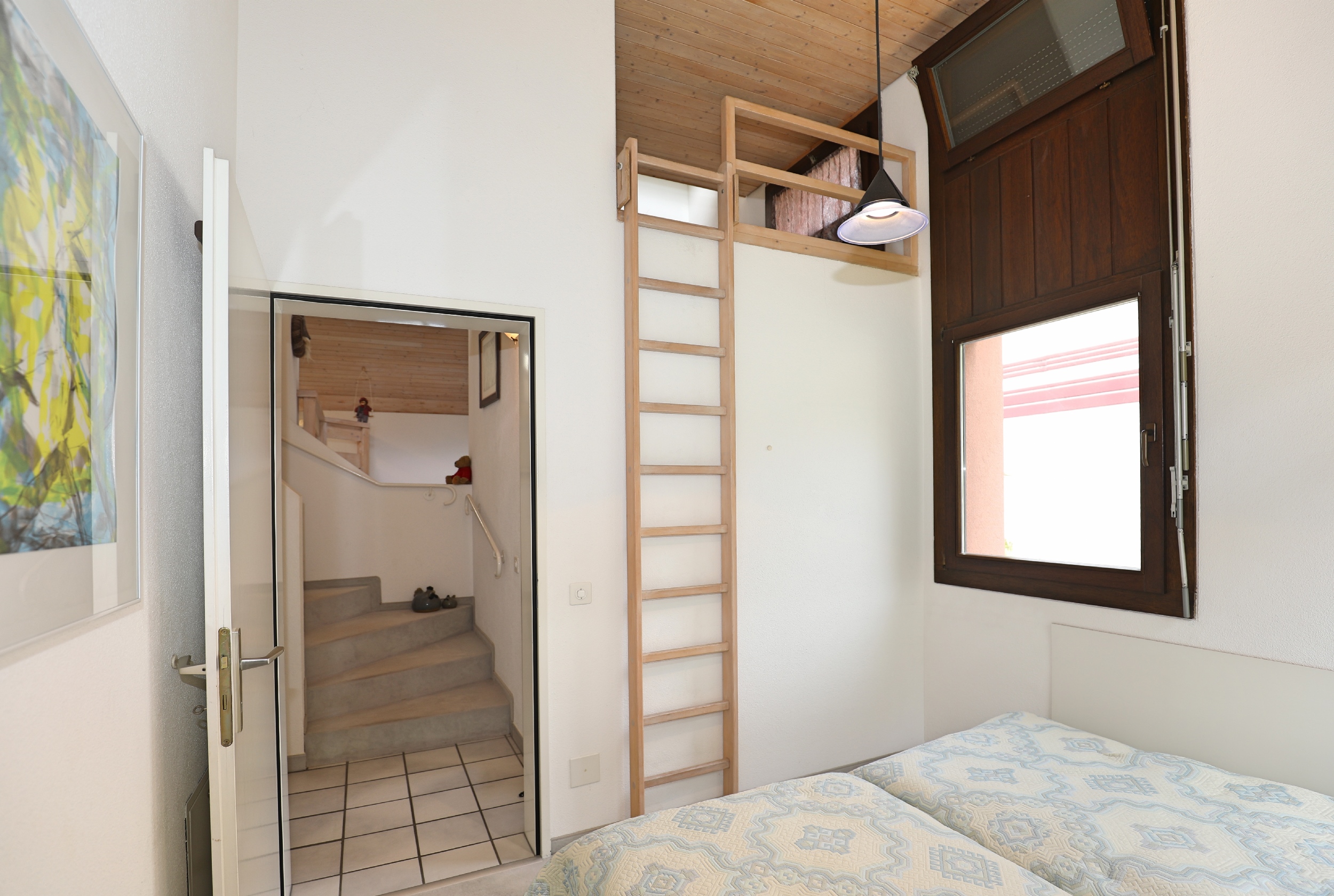 Schlafzimmer mit Leiter und Fenster