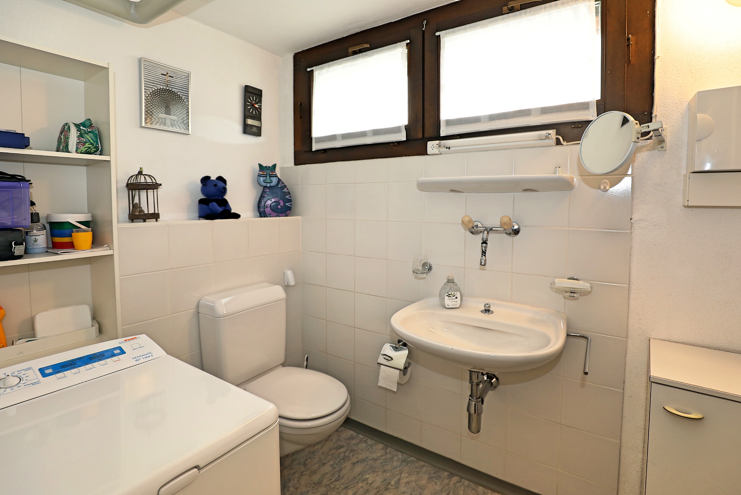 Kleines Badezimmer mit Waschtisch und WC