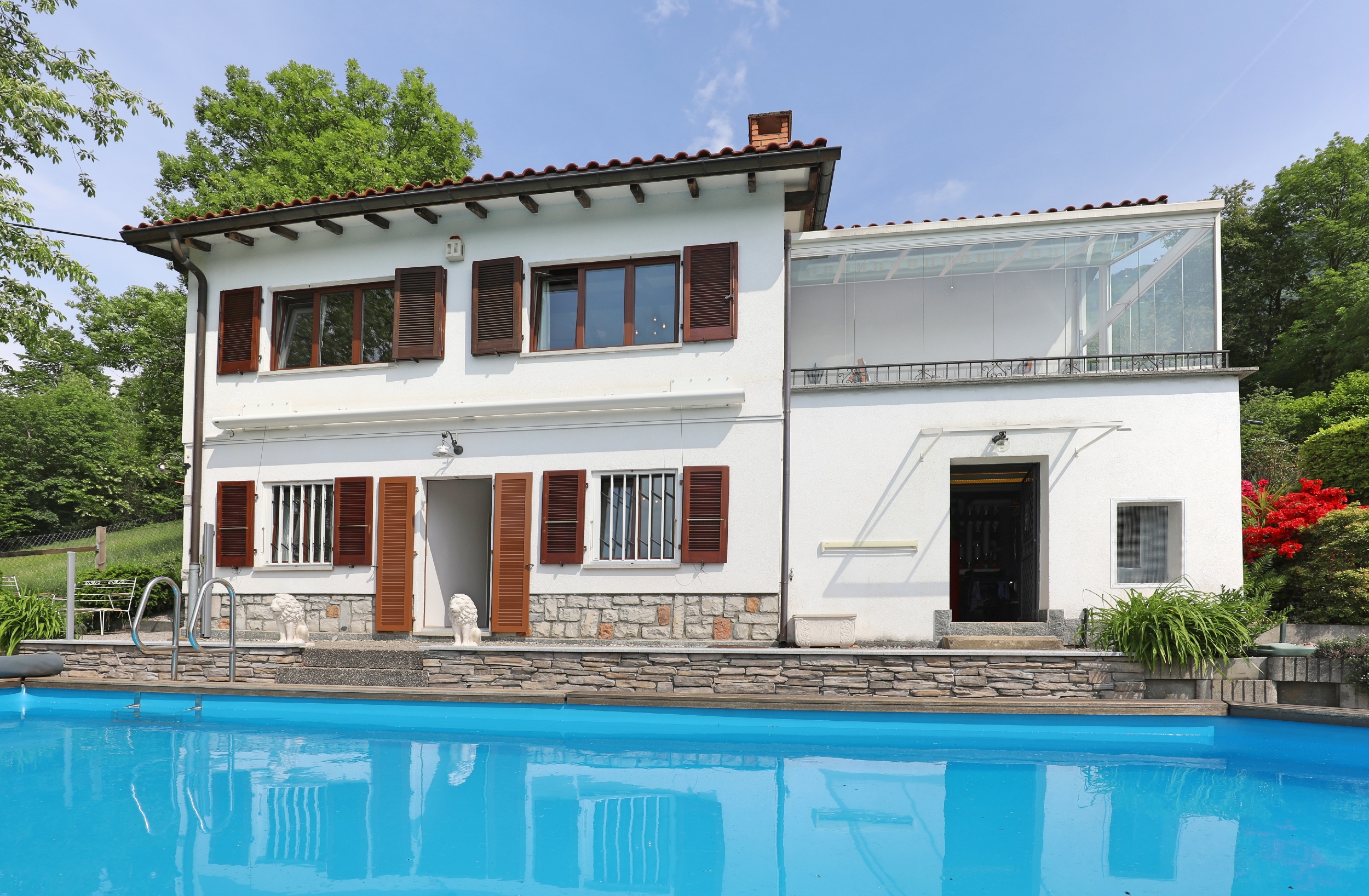 Außenansicht eines Hauses mit Pool