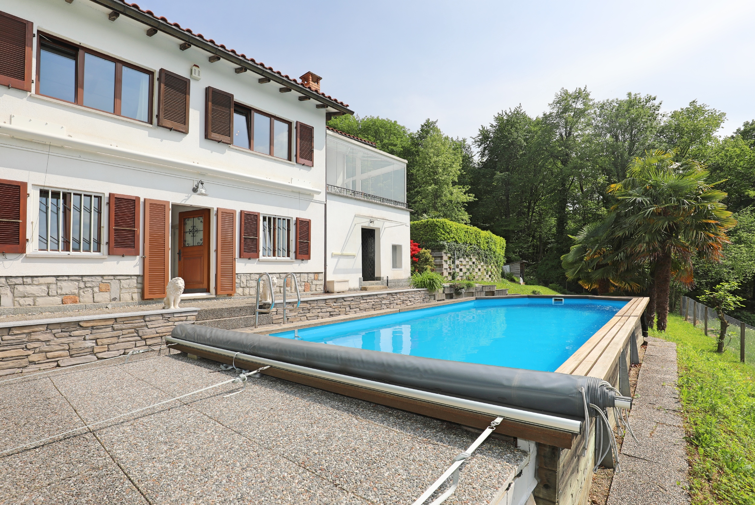 Außenansicht mit Pool und mediterraner Villa