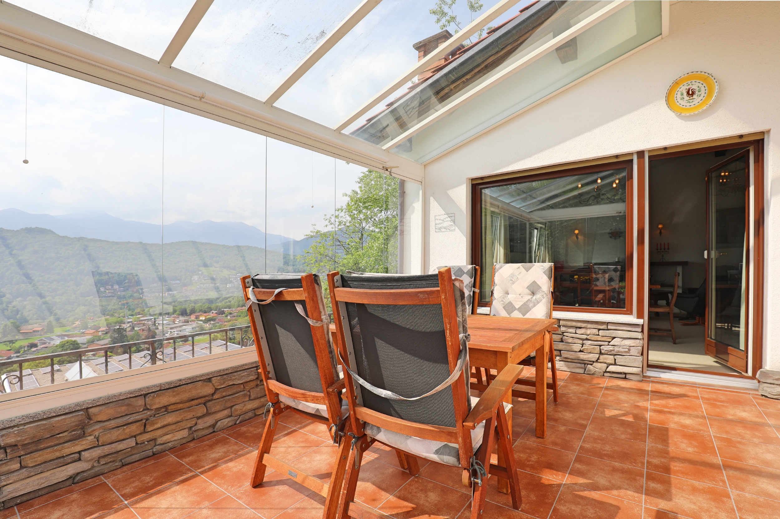 Überdachte Terrasse mit Bergblick