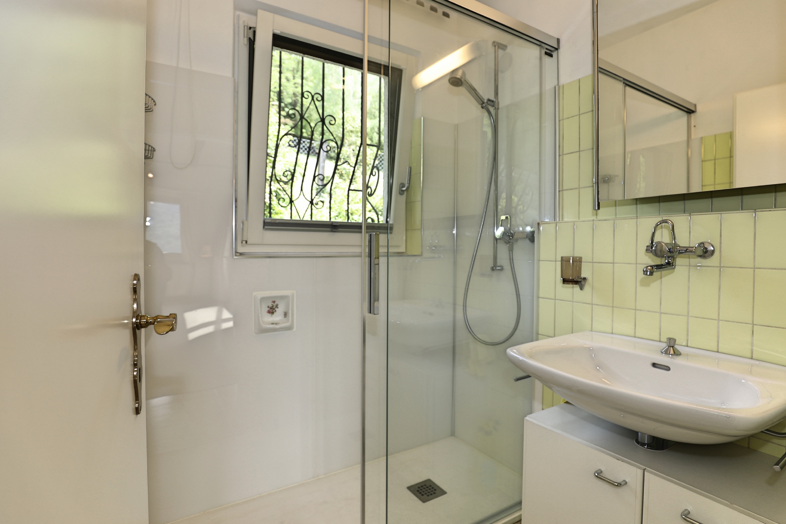 Helles Badezimmer mit Dusche und Waschtisch