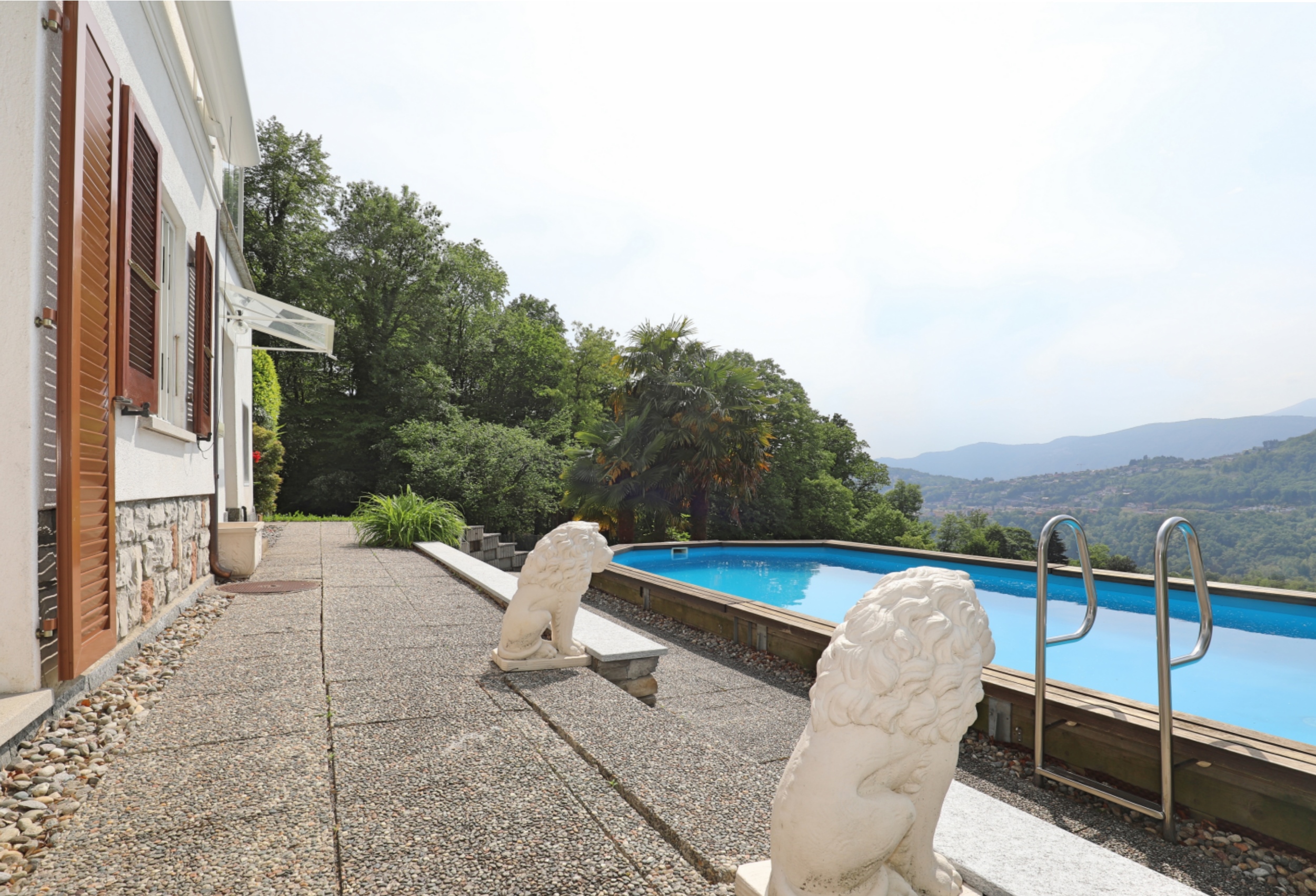 Außenbereich mit Pool und Bergblick