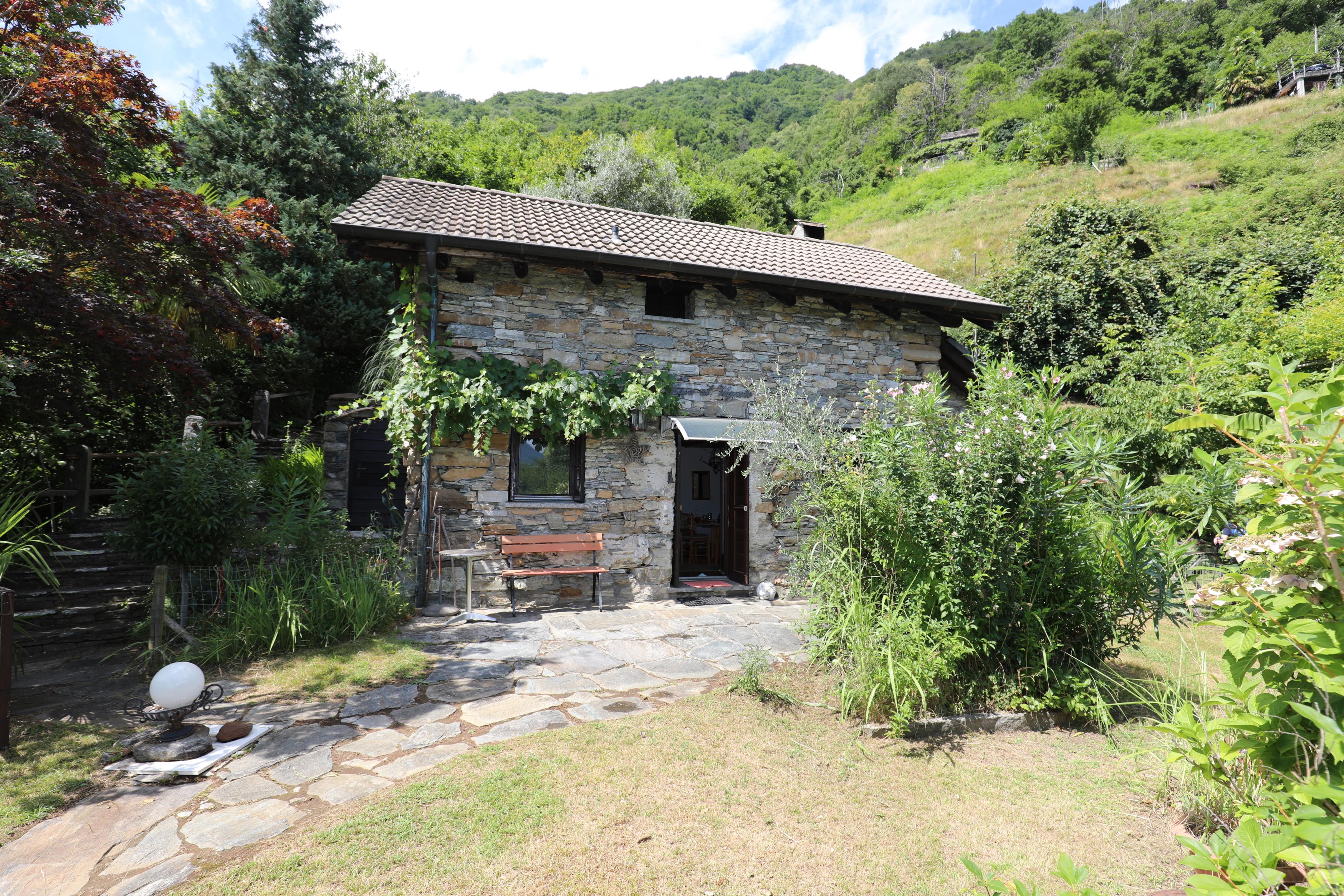 Steinhaus in grüner Hanglage