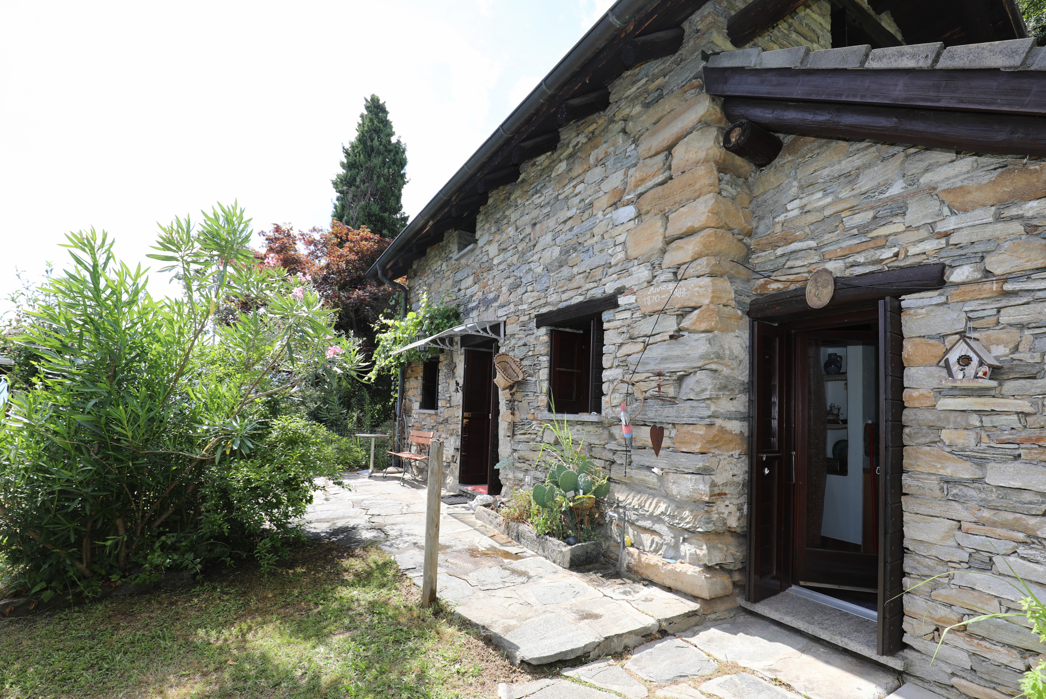 Steinhaus mit Gartenansicht