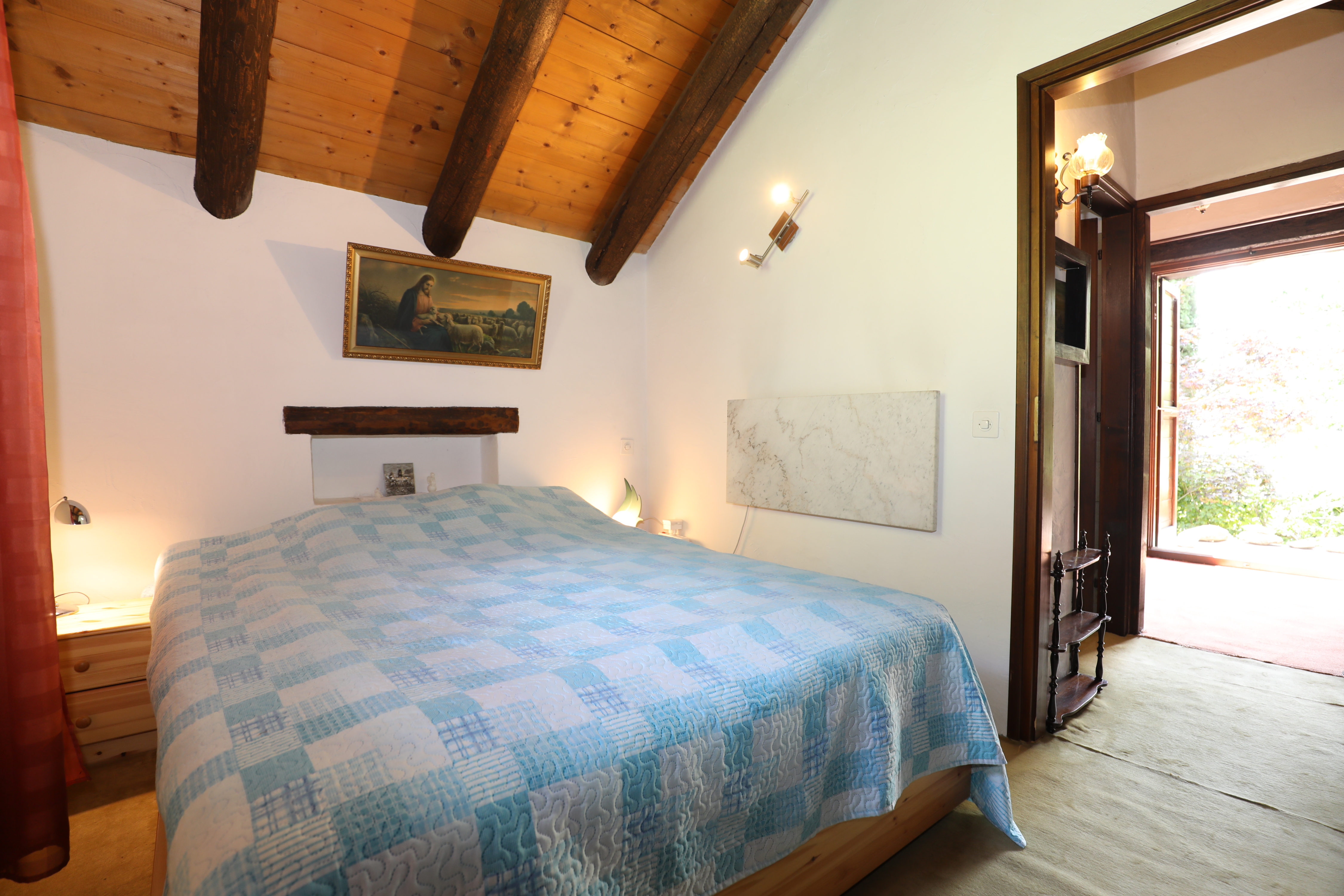 Rustikales Schlafzimmer mit Holzbalkendecke